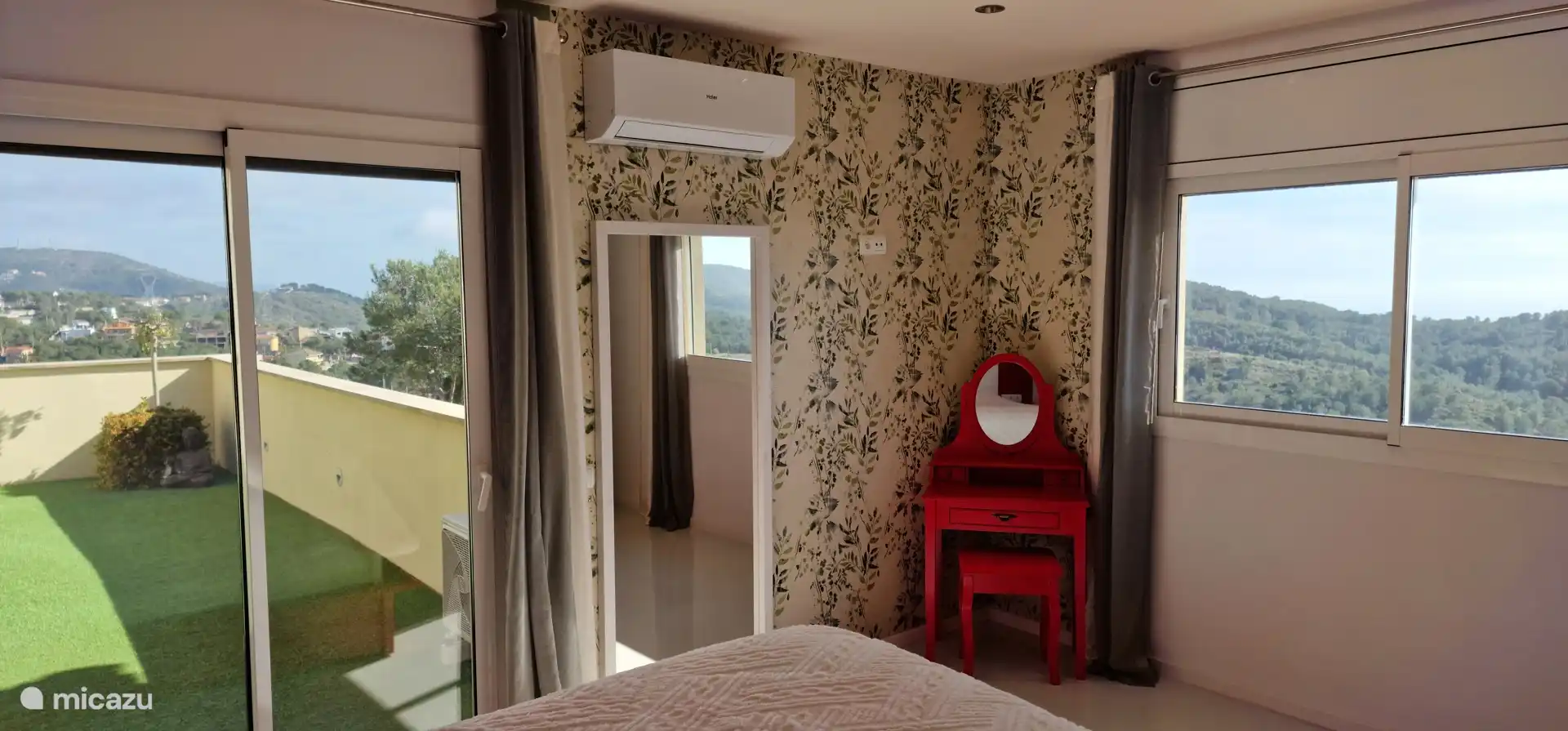 Masterbedroom met zeezicht. Balkondeur (voorzien van blind) naar dakterras en gym. Airco, hor, rolscherm, toilettafel, grote spiegel en kledingkast aanwezig.