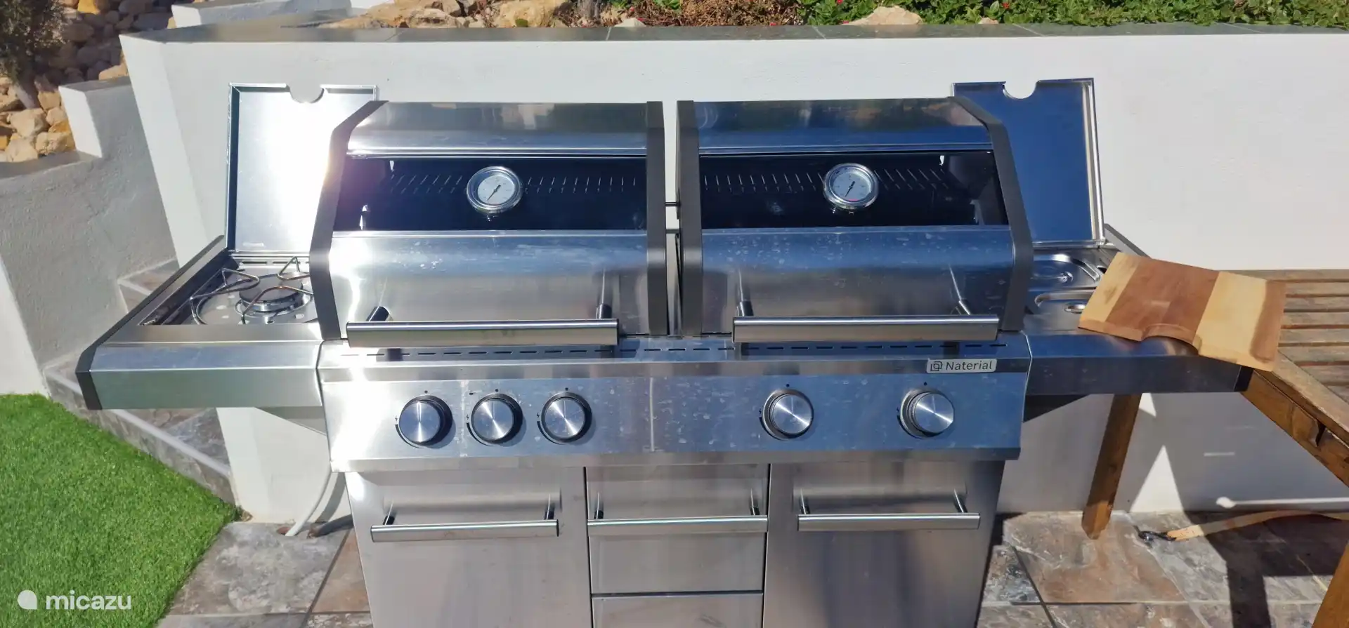 Hudson gas BBQ met wokpit, sausenbakjes, grill en bakplaten.
