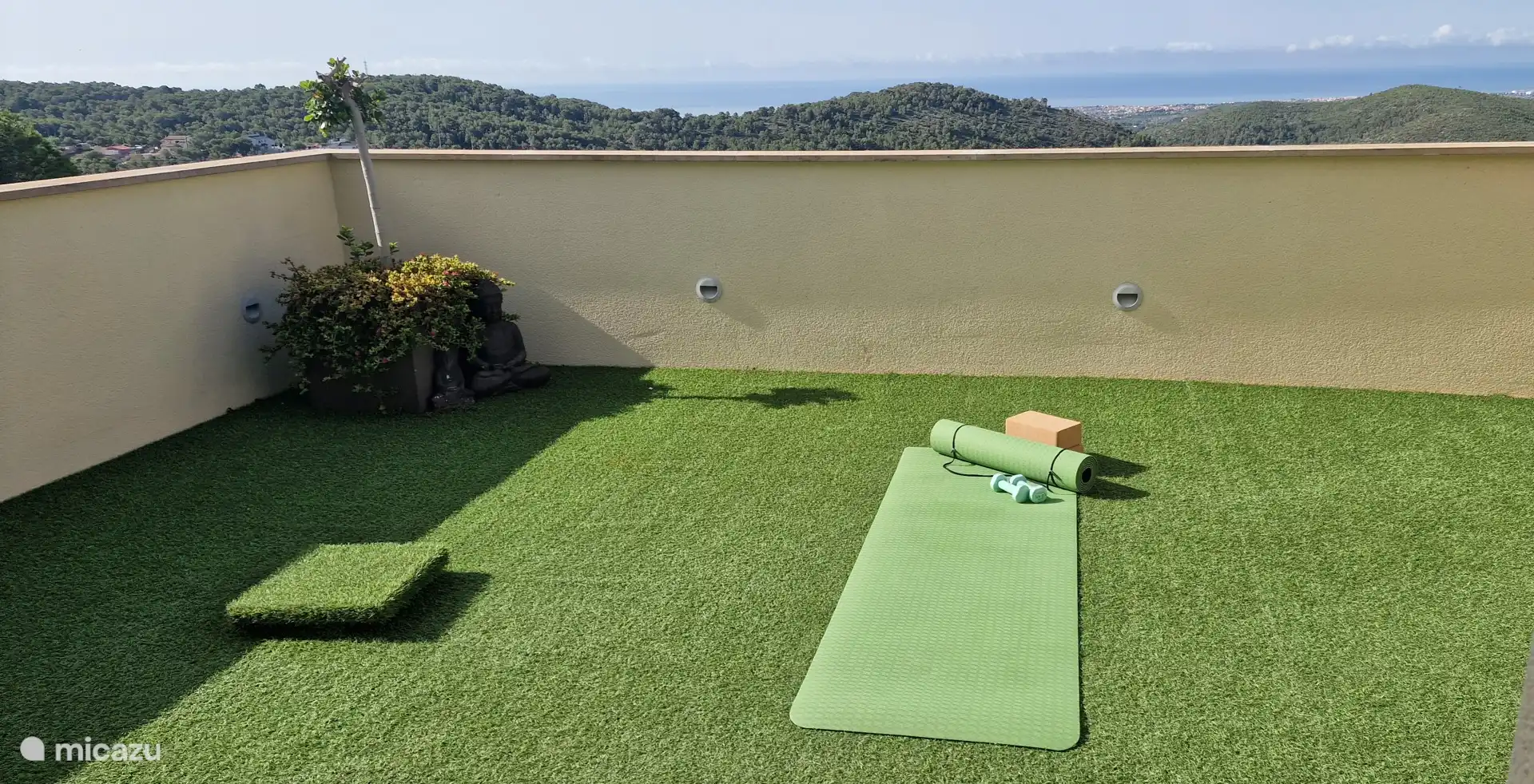 Dakterras van de gym met uitzicht op zee, ook om de verrijdbare toestellen en het yogamateriaal te gebruiken.