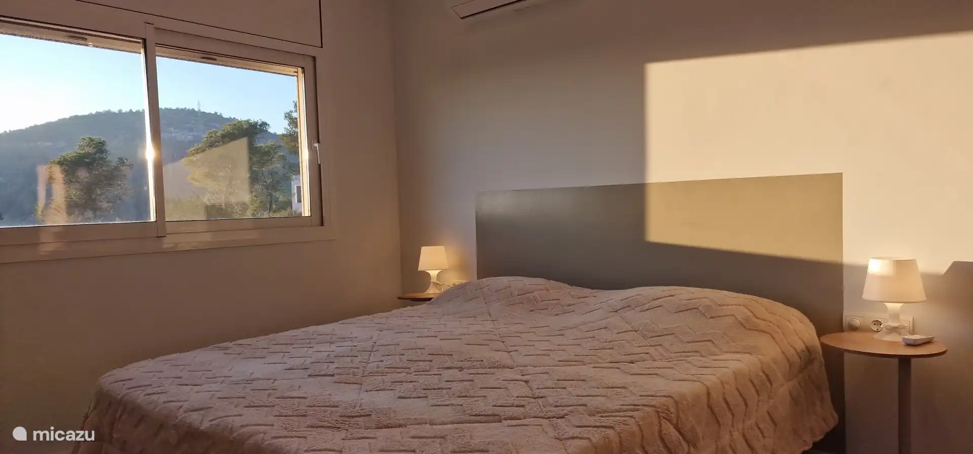 Tijgerkamer met uitzicht op de berg, rolscherm, hor en airco.