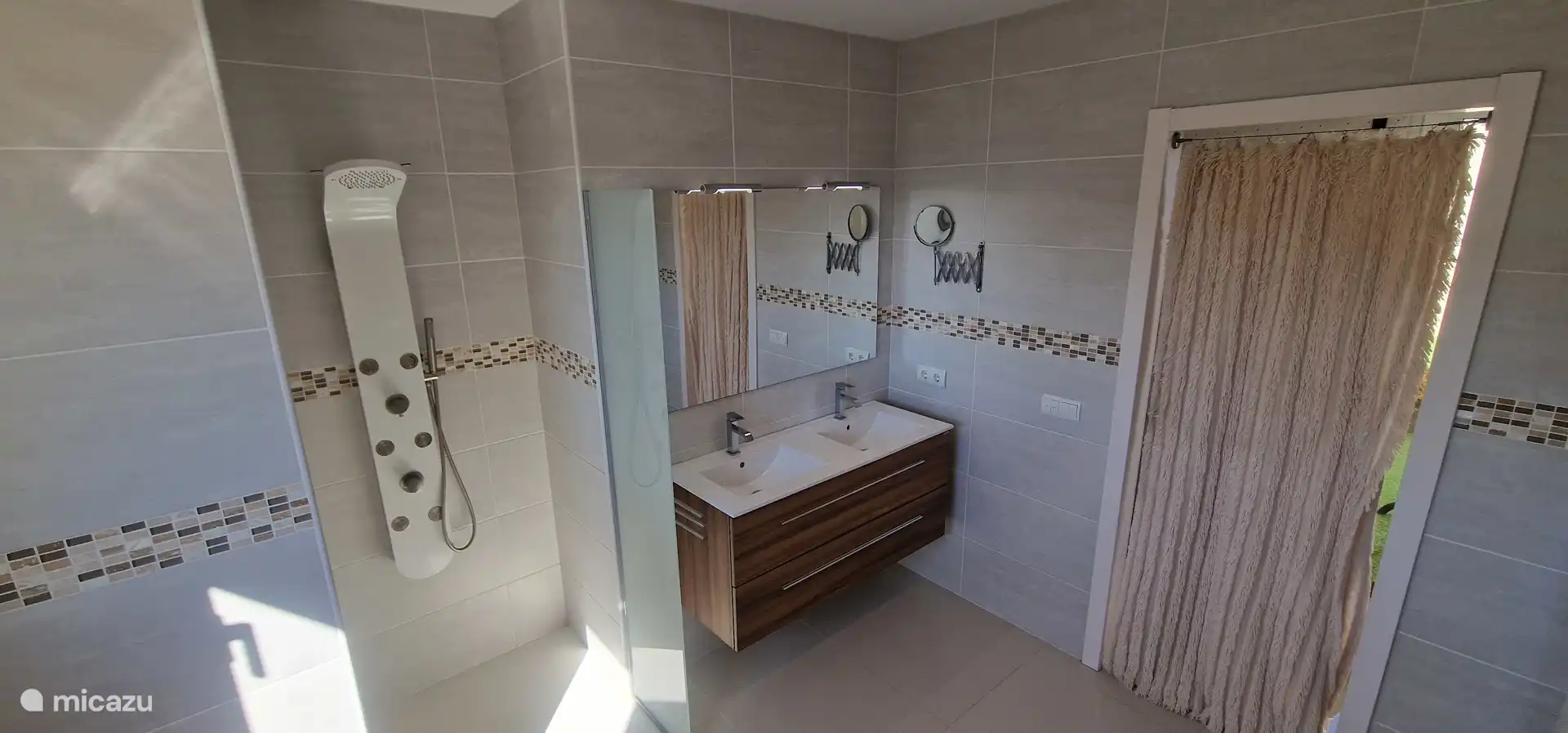 Badkamer Masterbedroom gedeelte. Douche, wastafelmeubel, wc. Shampoo, conditioner, douchegel en toiletpapier aanwezig. 