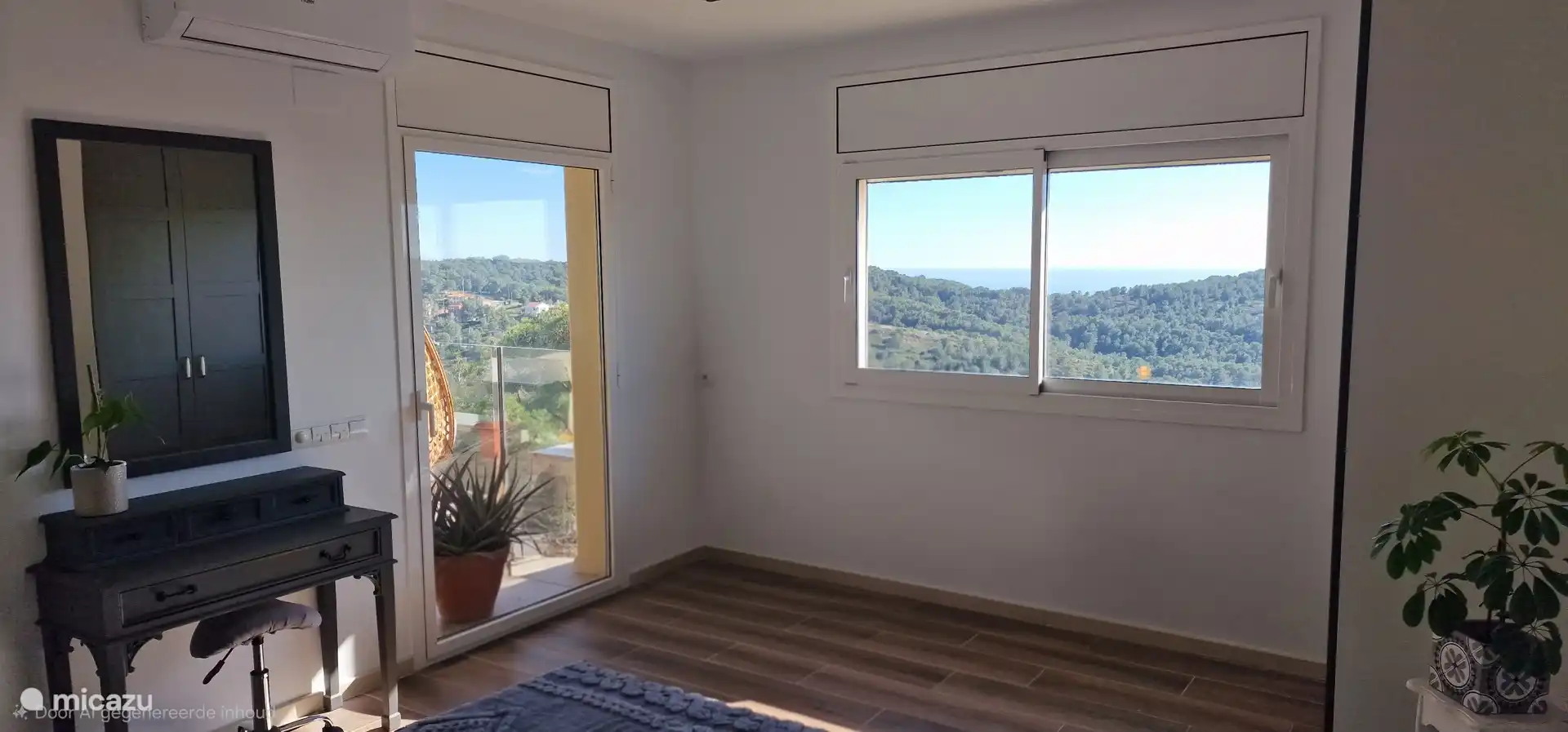 Slaapkamer met balkondeur en uitzicht op zee. Tweepersoons bed en 2 x eenpersoons realiseerbaar. Kledingkast, toilettafel en spiegel aanwezig.