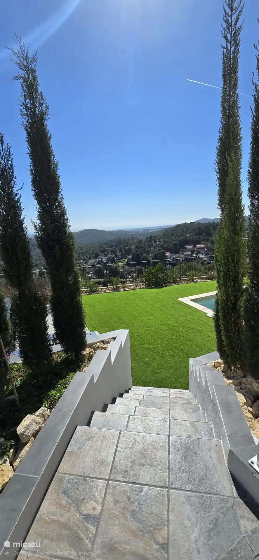 Trap naar tuin met Cipressen