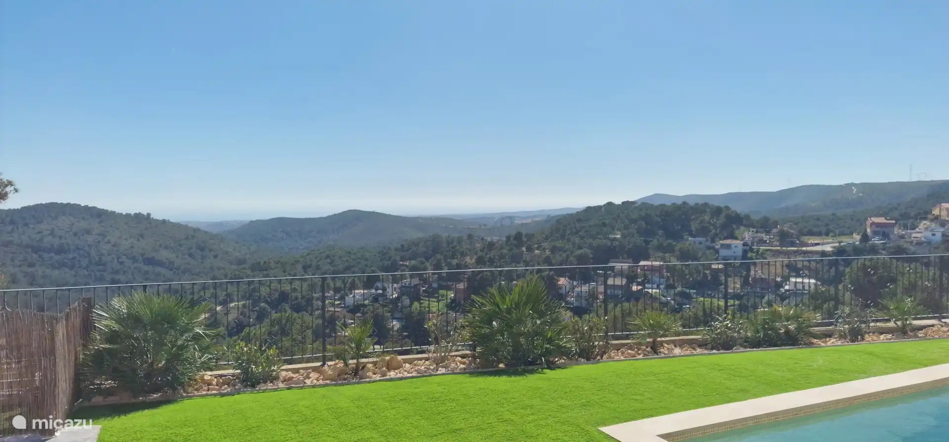 Het uitzicht! De orleanders staan straks ook weer mooi in de bloei.