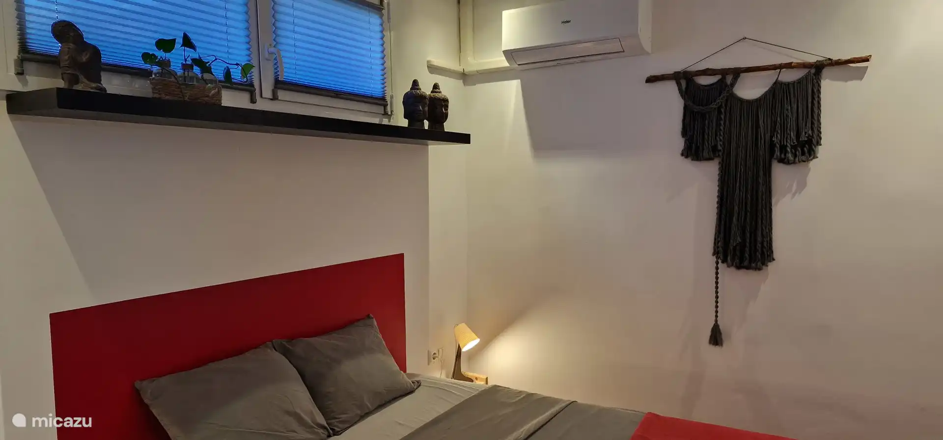 Kleine slaapkamer appartement met zijn eigen badkamer. Airco, hor en een kledingkast.