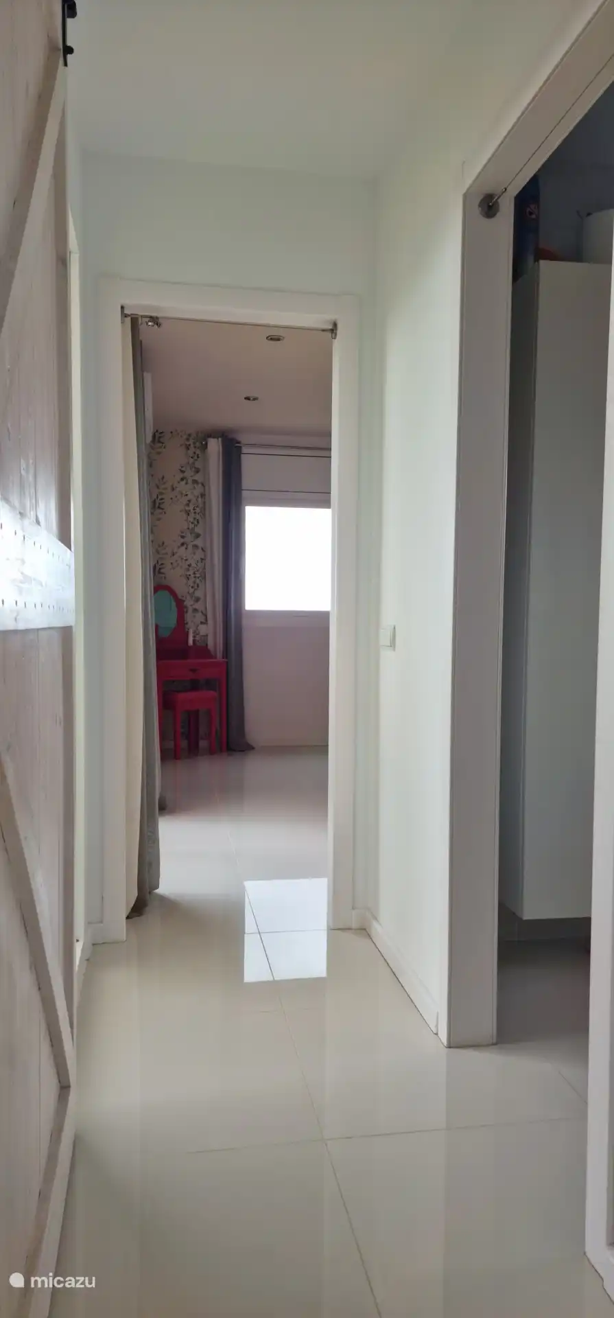 Halletje naar Masterbedroom en ingang naar badkamer.