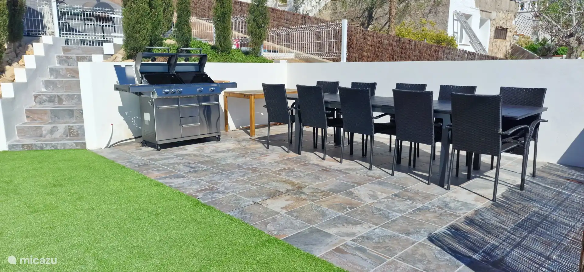 BBQ plaats, wat in de nabije toekomst een echte buitenkeuken gaat komen. Er komt tot die tijd een schaduwdoek te hangen.