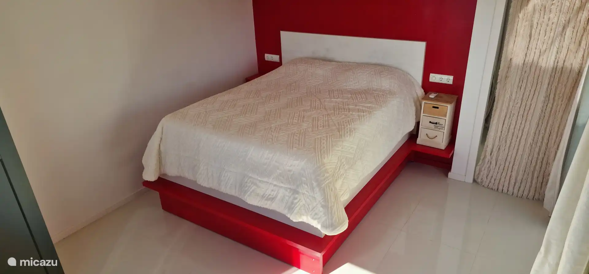 verhoogd bed Masterbedroom. Dit om van het uitzicht naar zee te genieten vanuit bed.