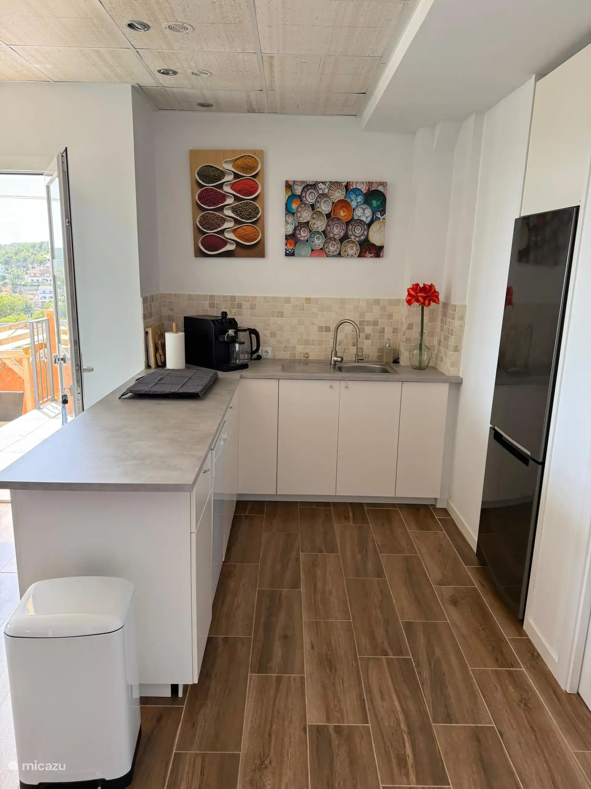 Keuken van het appartement. Volledig uitgerust met afwasmachine, magnetron/oven, kookplaat, koffiebonenmachine, waterkoker, drinkwaterkraantje, koel/vriescombinatie, keukenmachine, etc...