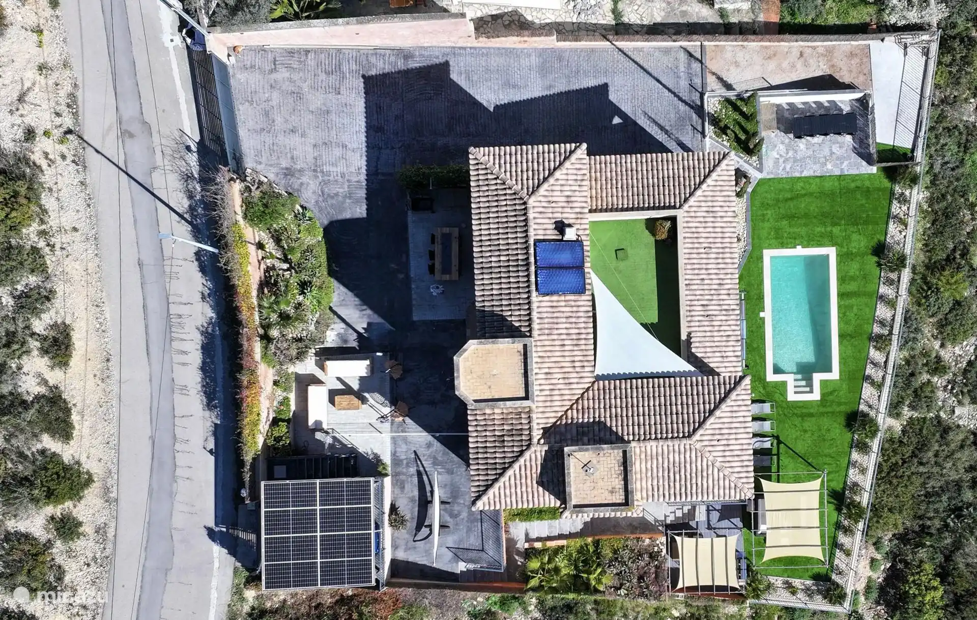 Luchtfoto van de hele villa en het terrein 