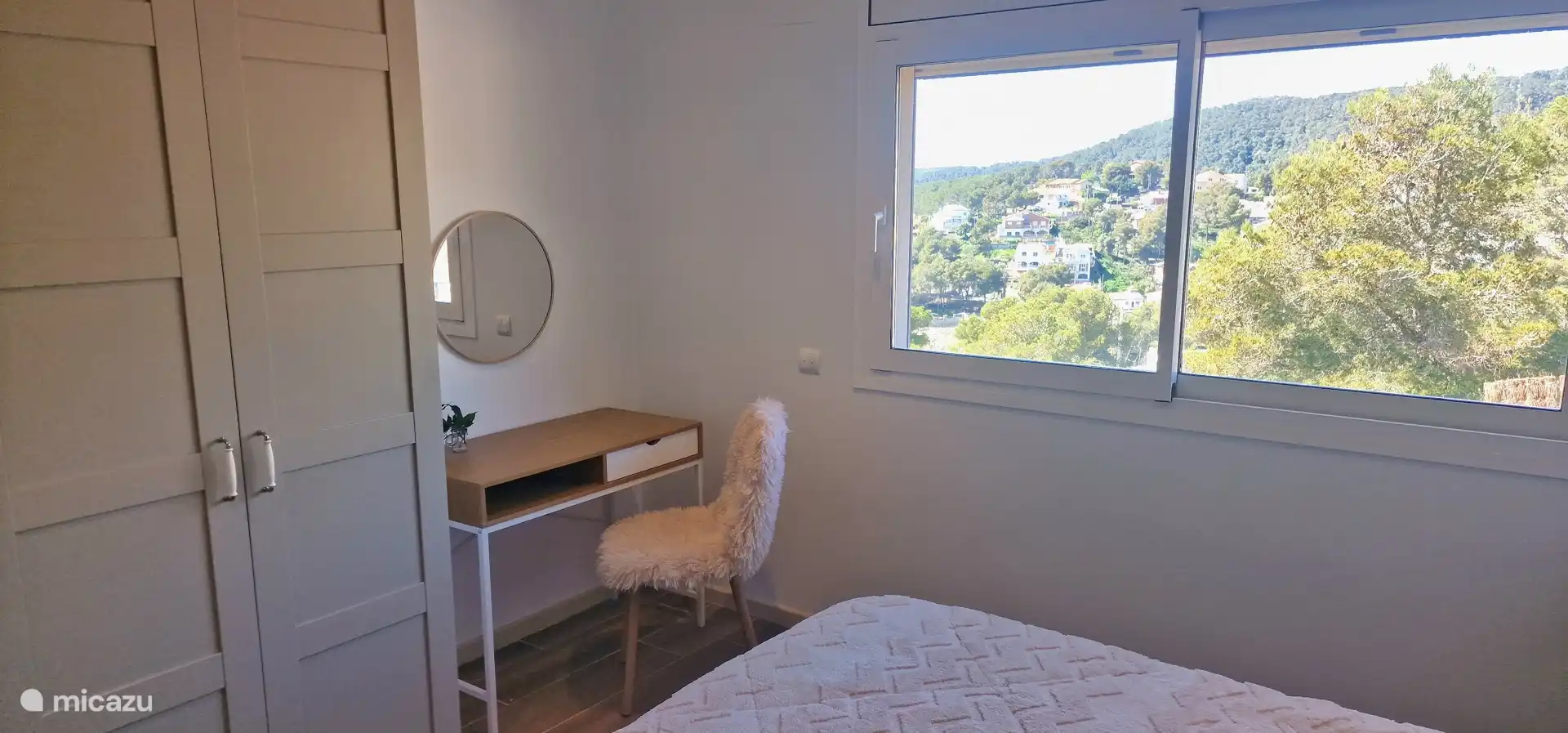 Tijger slaapkamer met toilettafeltje/bureautje/zitje en kledingkast.
