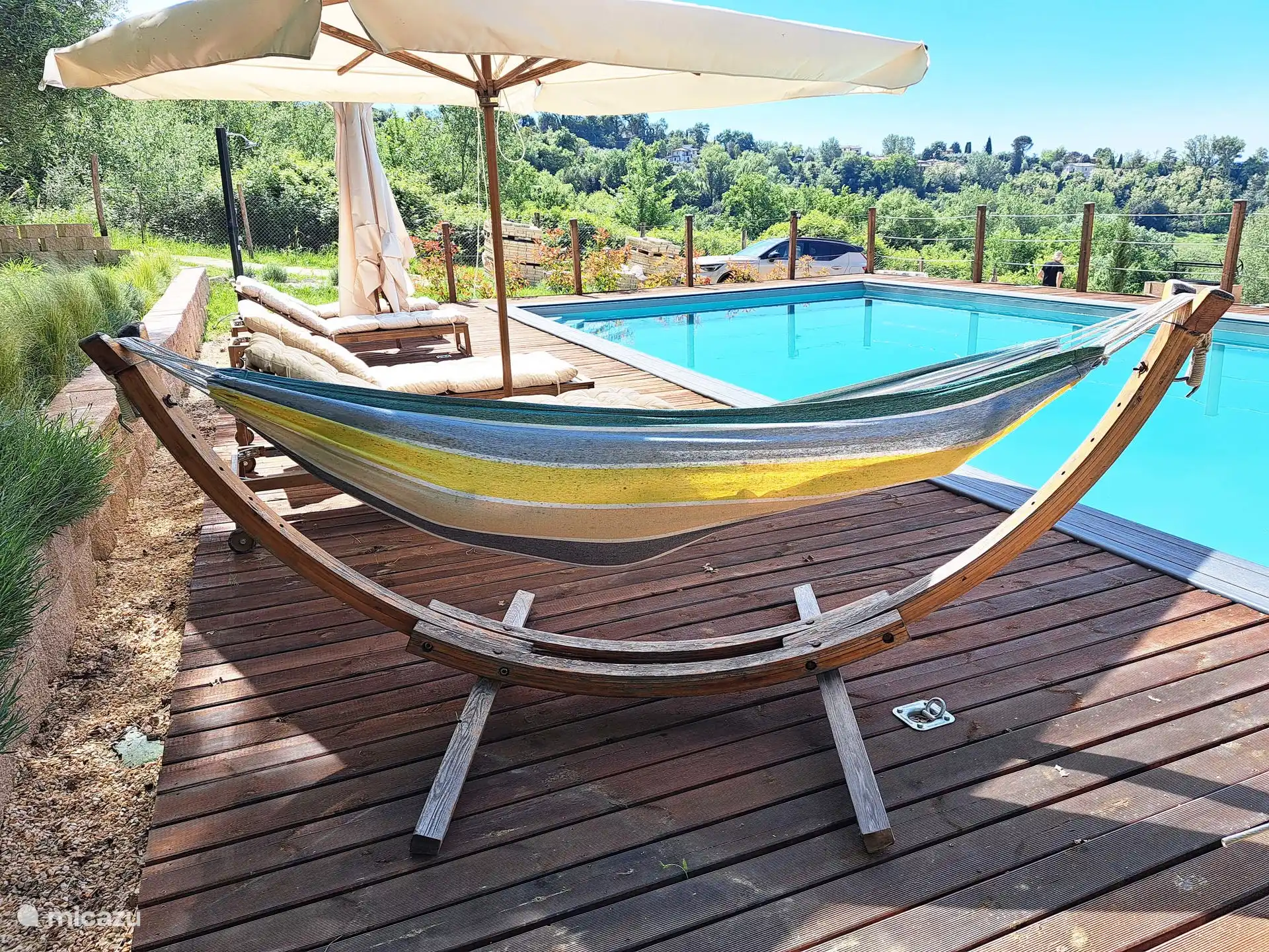 Schwimmbecken und Hängematte