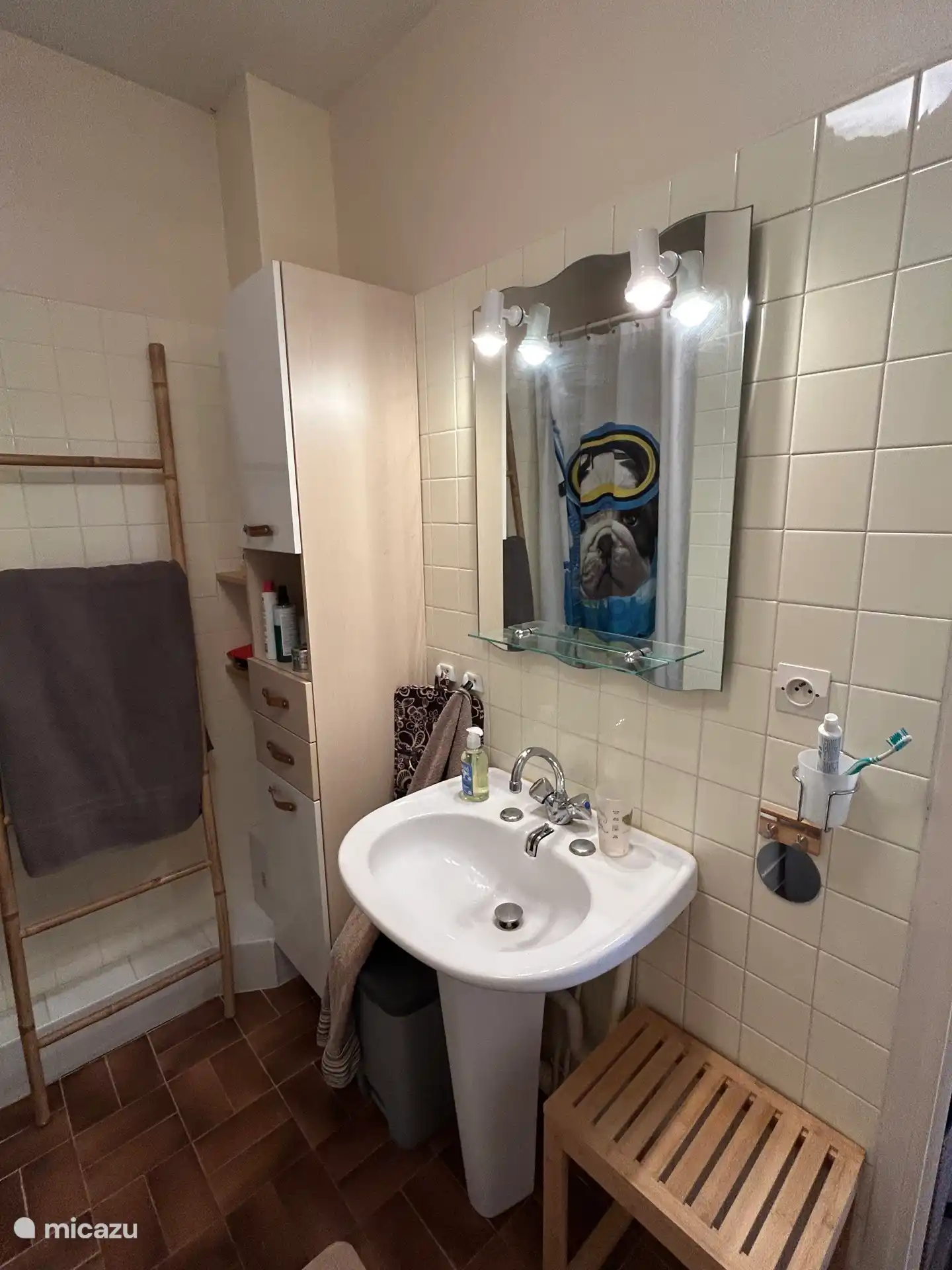 Lavabo, rangement et petit tabouret