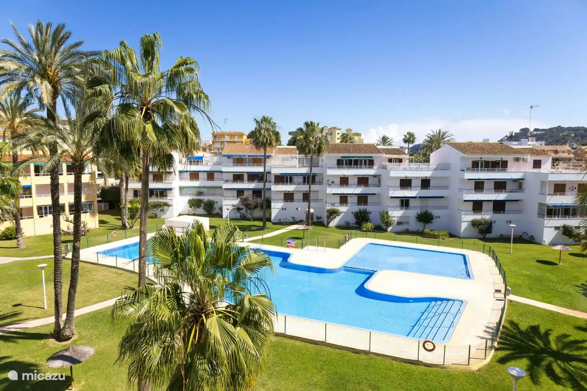 Zwembad met gezamelijke tuin