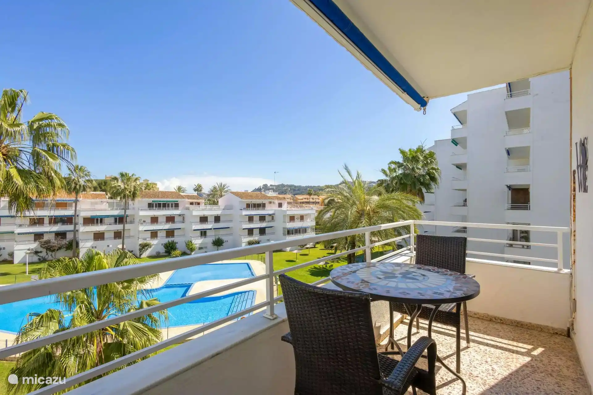 Balkon met uitzicht op zwembad