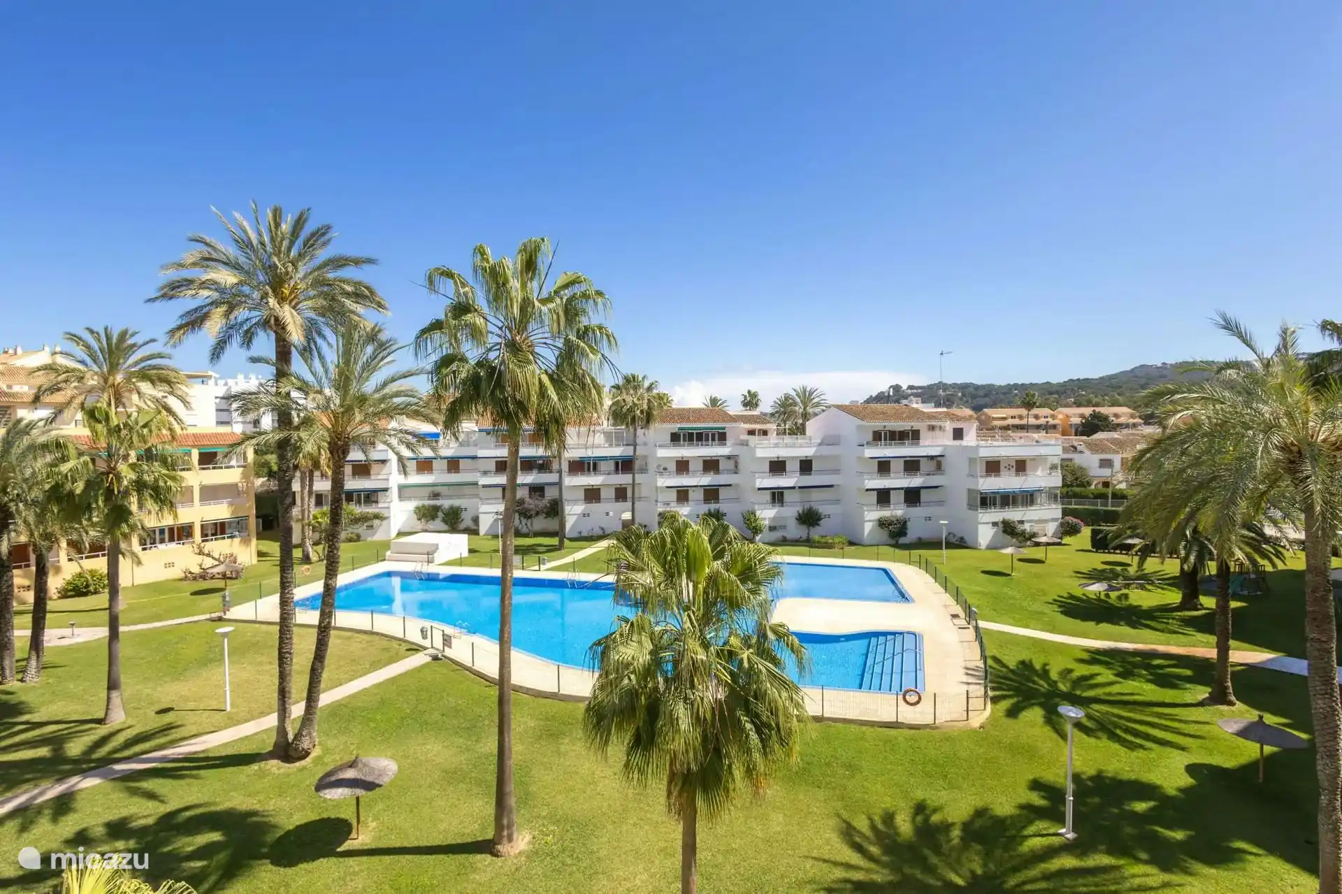 Prachtig gezamelijk zwembad met mediterraanse tuin