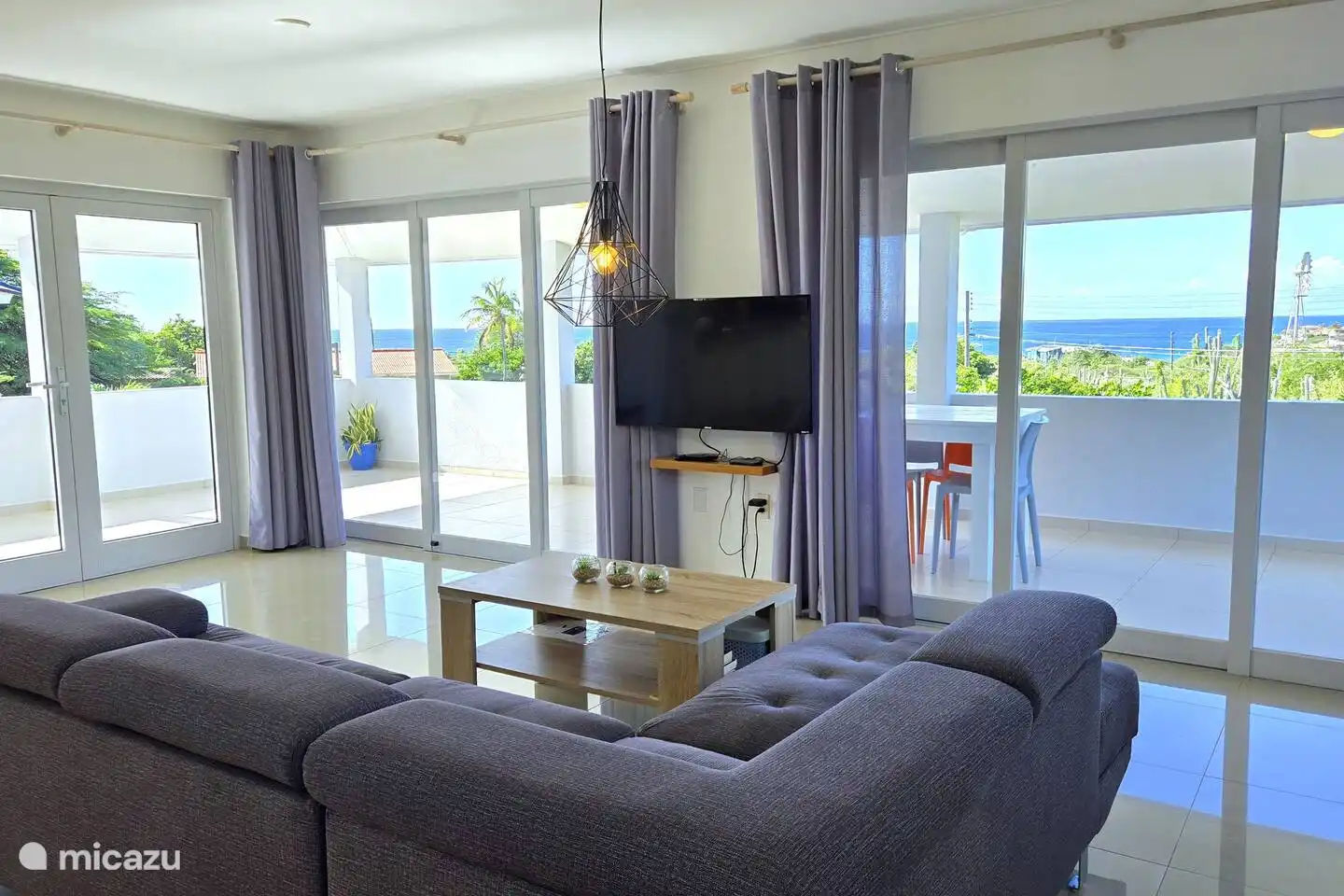 De villa beschikt over een royale en lichte woonkamer.