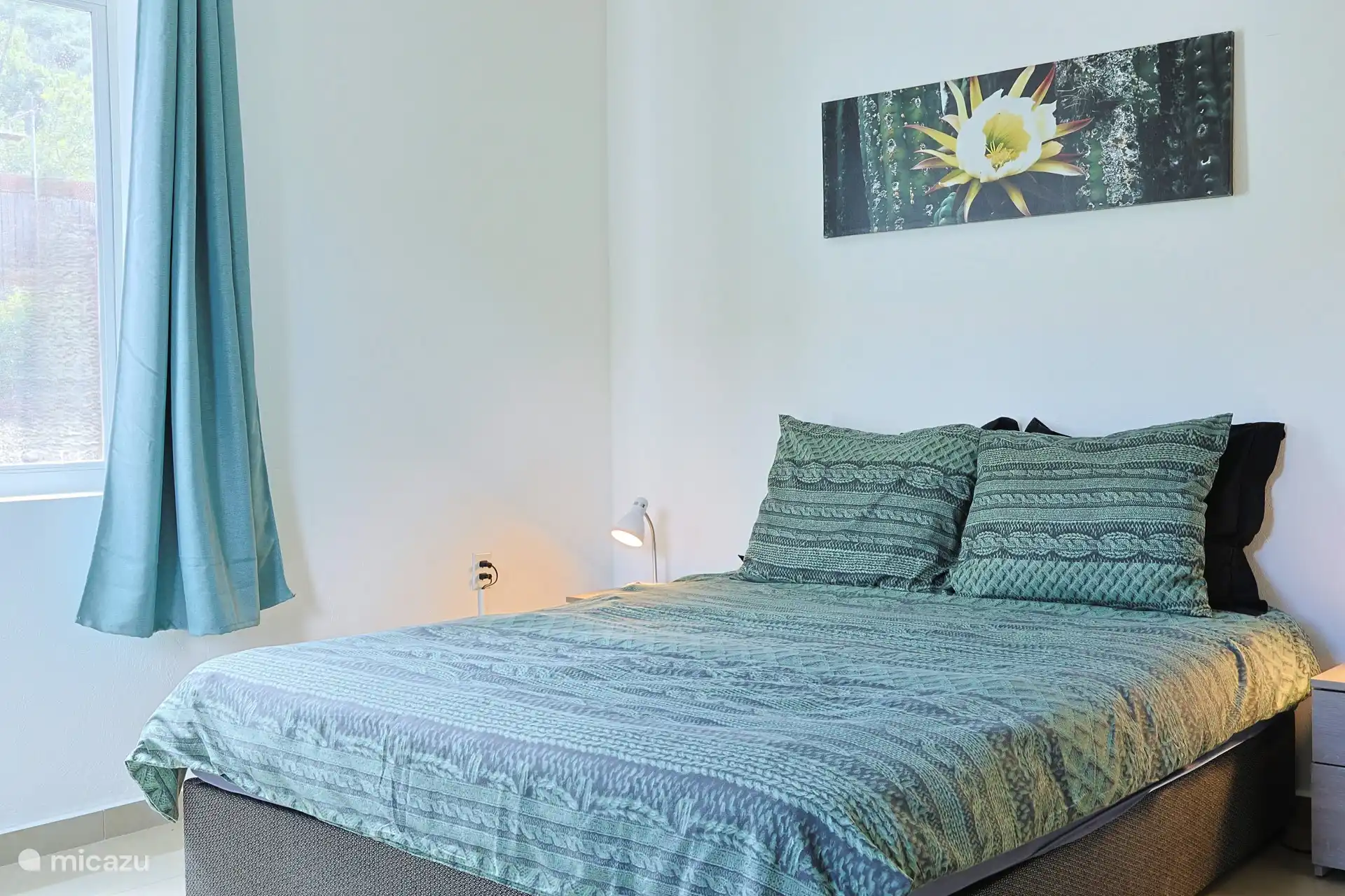 Master bedroom met airconditioning, en opbergruimte.