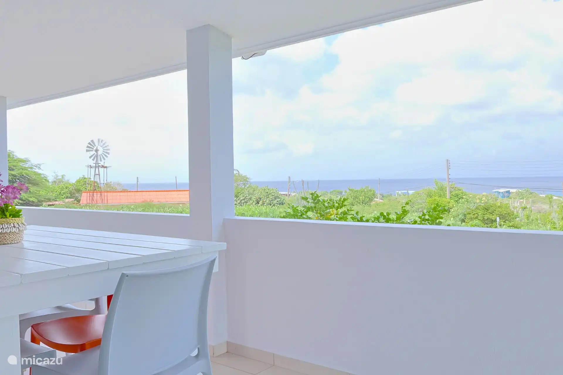 Geniet van het uitzicht vanaf het ruime balkon aan de voorzijde met zeezicht.