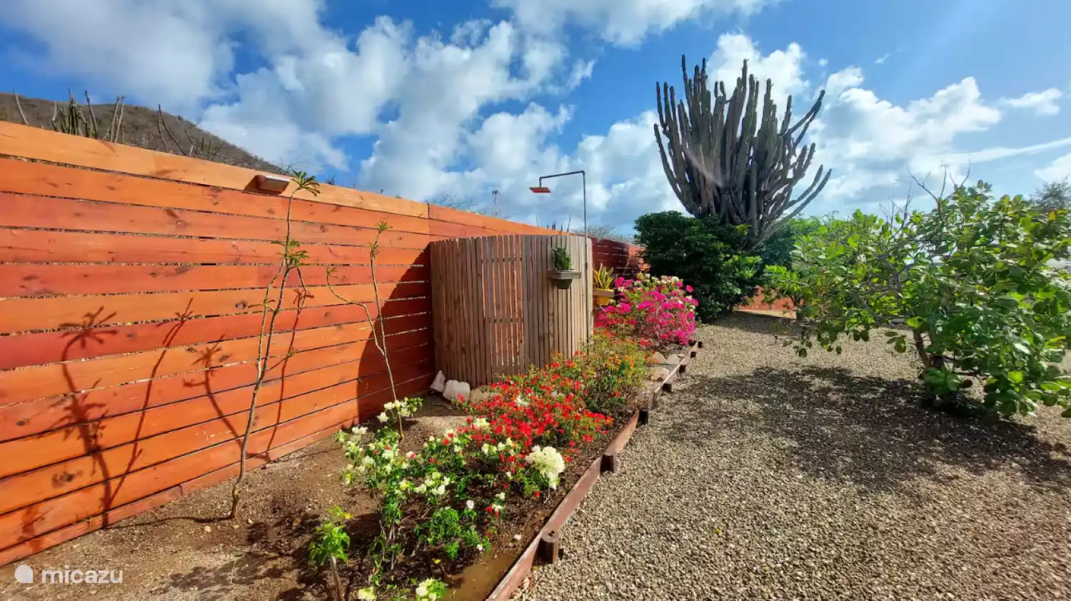 Buitendouche beschikbaar.