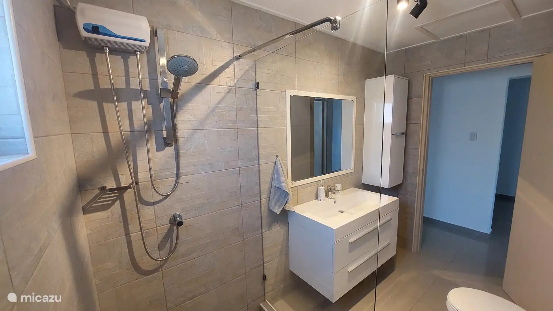 Badkamer - douche, toilet, wastafel