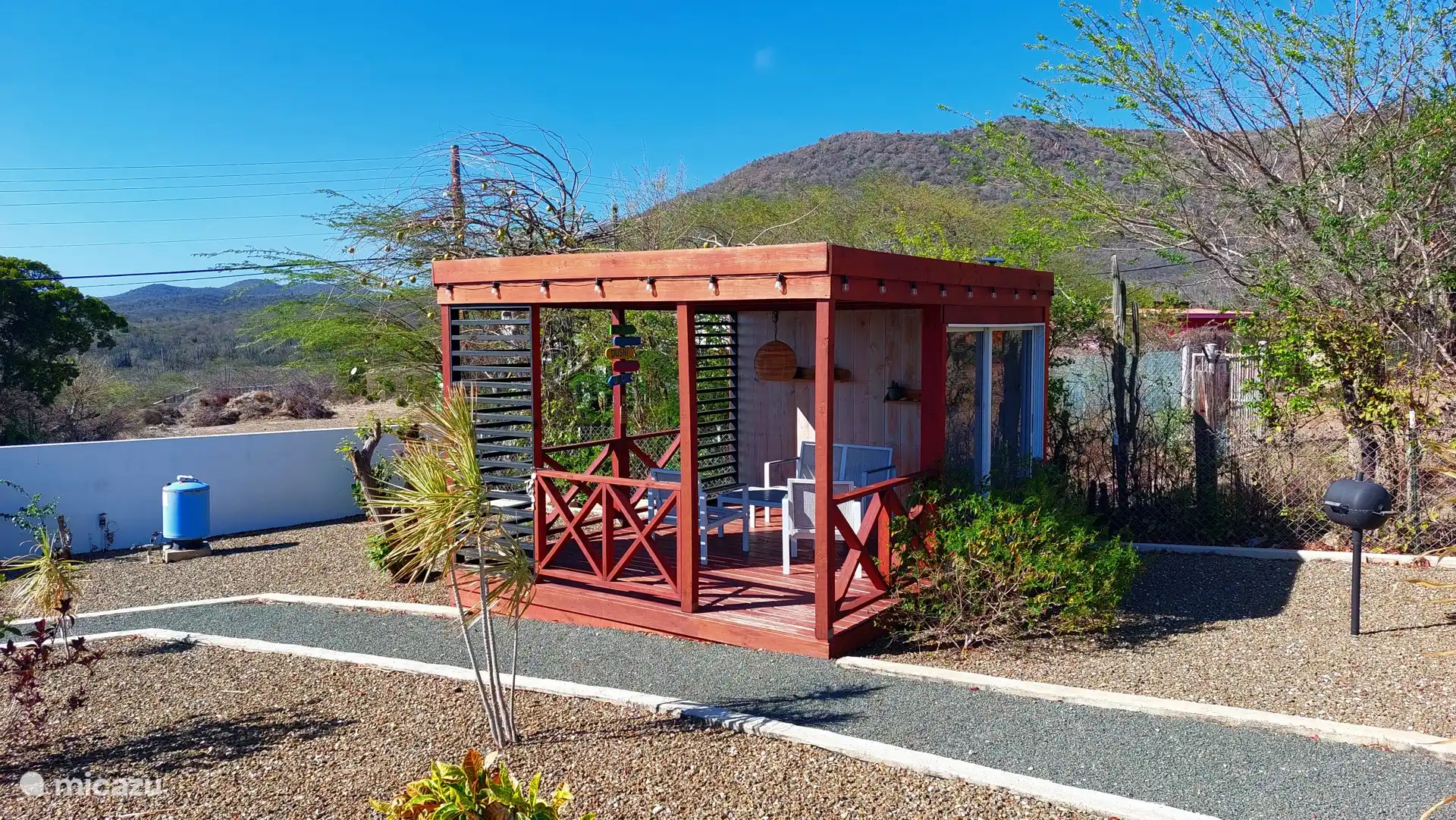 Gezellige gazebo met BBQ.