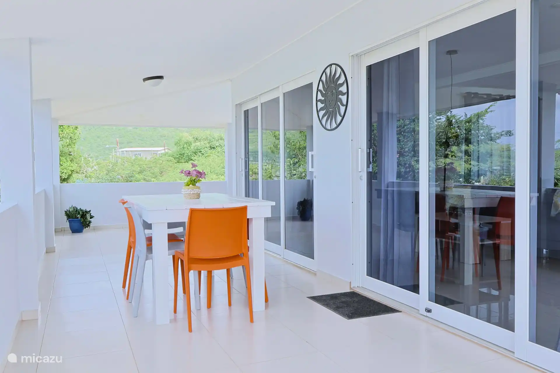 Het ruime wraparound balkon is dé plek waar alles samenkomt: geniet hier van ontbijt met zeezicht, lange diners in de buitenlucht of de adembenemende zonsondergangen waar Curaçao zo bekend om staat.