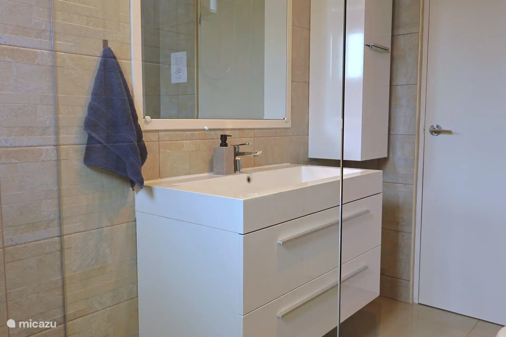 Badkamer - douche, toilet, wastafel