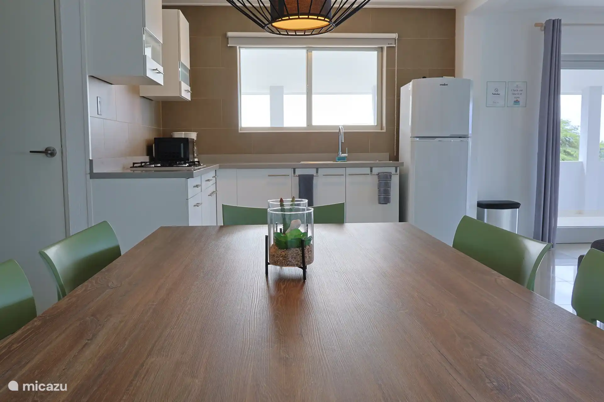 Keuken met eettafel.