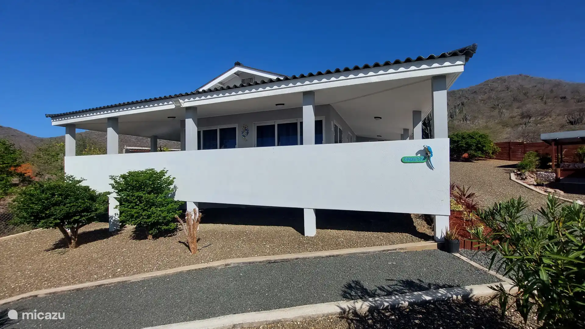 Deze moderne en ruime villa ligt op een kleinschalig, afgesloten terrein en vormt de ideale uitvalsbasis voor wie wil genieten van natuur, privacy en het échte Curaçao.