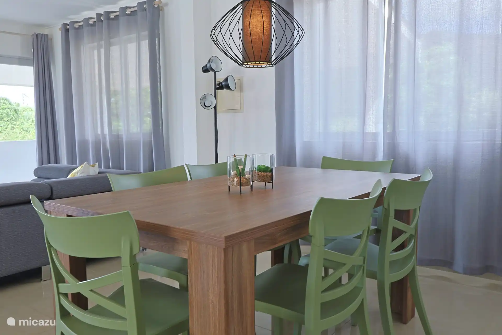 Mogelijk om binnen of buiten te dineren. 