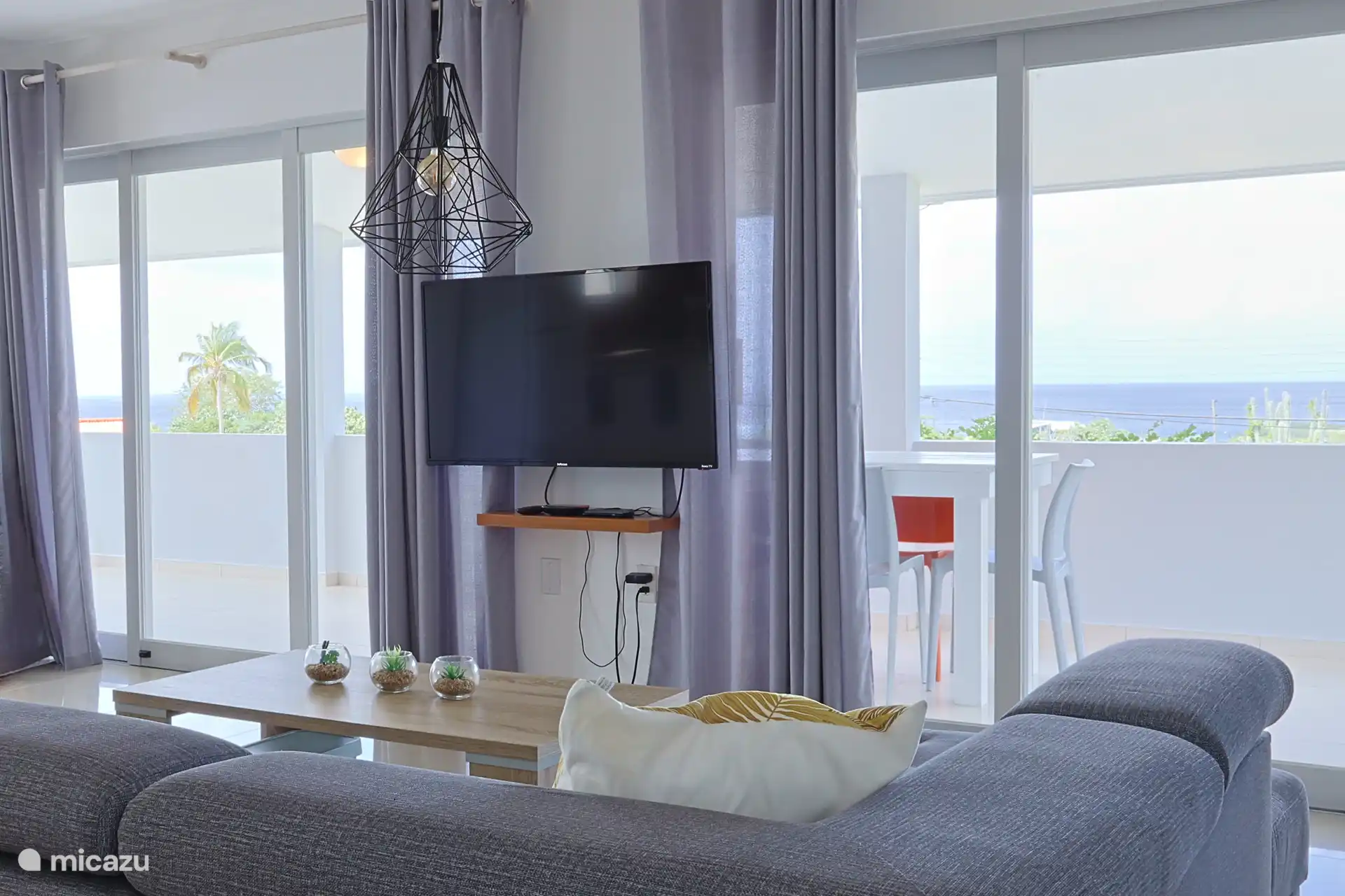 De Caribische bries en het warme zonlicht stromen moeiteloos door de woning.