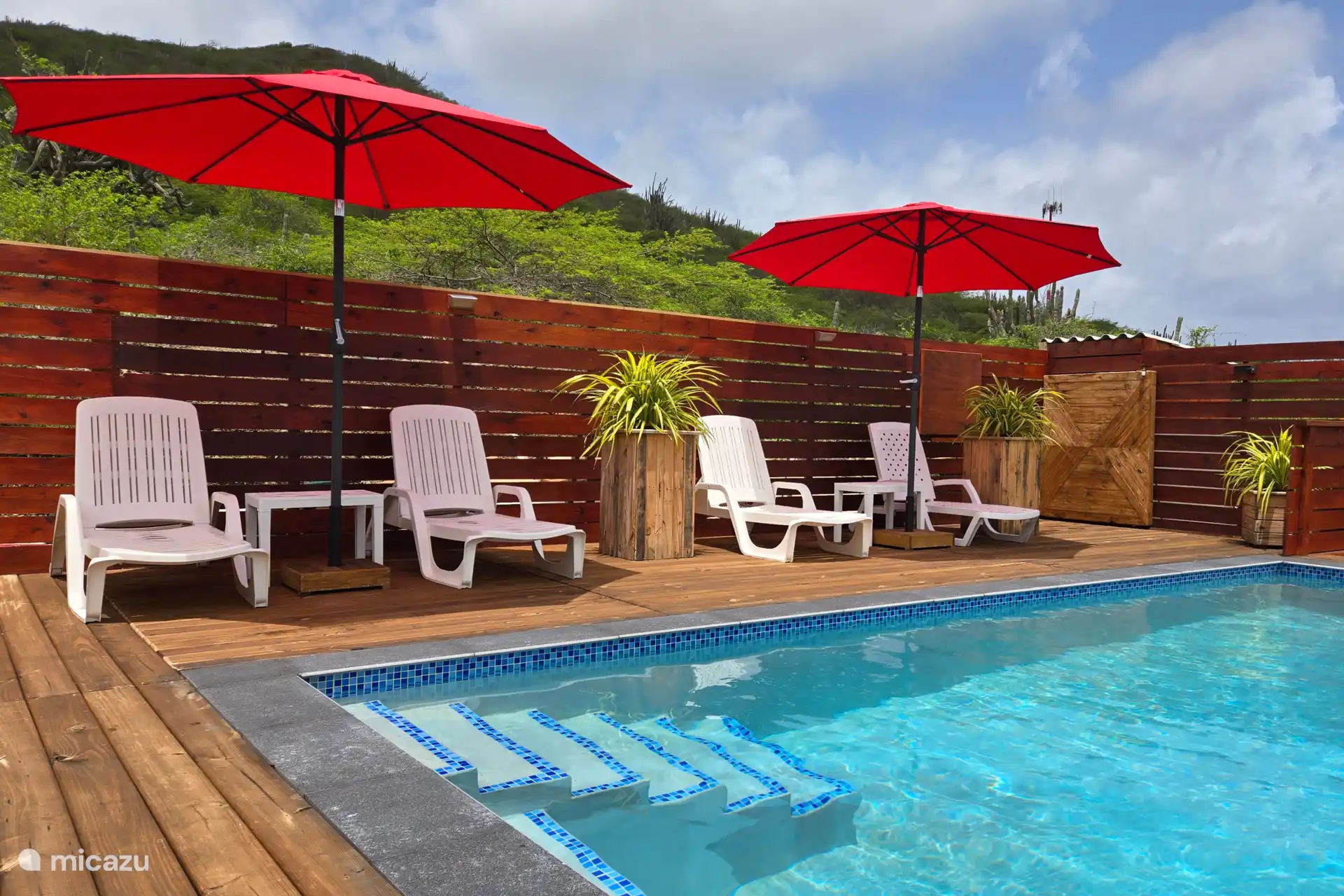 De villa maakt deel uit van Tato Apartments & Villas, een kleinschalig en verzorgd domein met twee woningen die het zwembad delen.