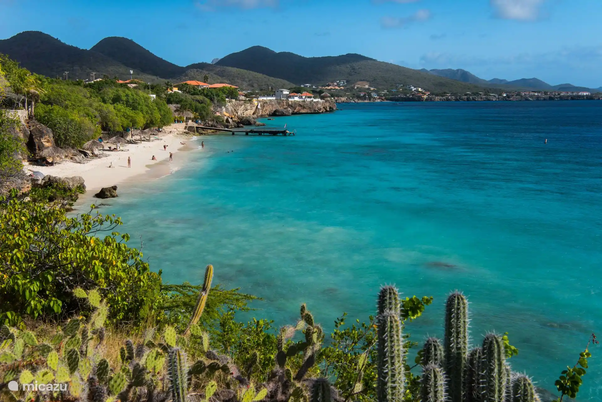 Op korte rijafstand bereik je andere bekende stranden zoals Grote Knip, Kleine Knip en Playa Kalki, evenals lokale restaurants en duikscholen.