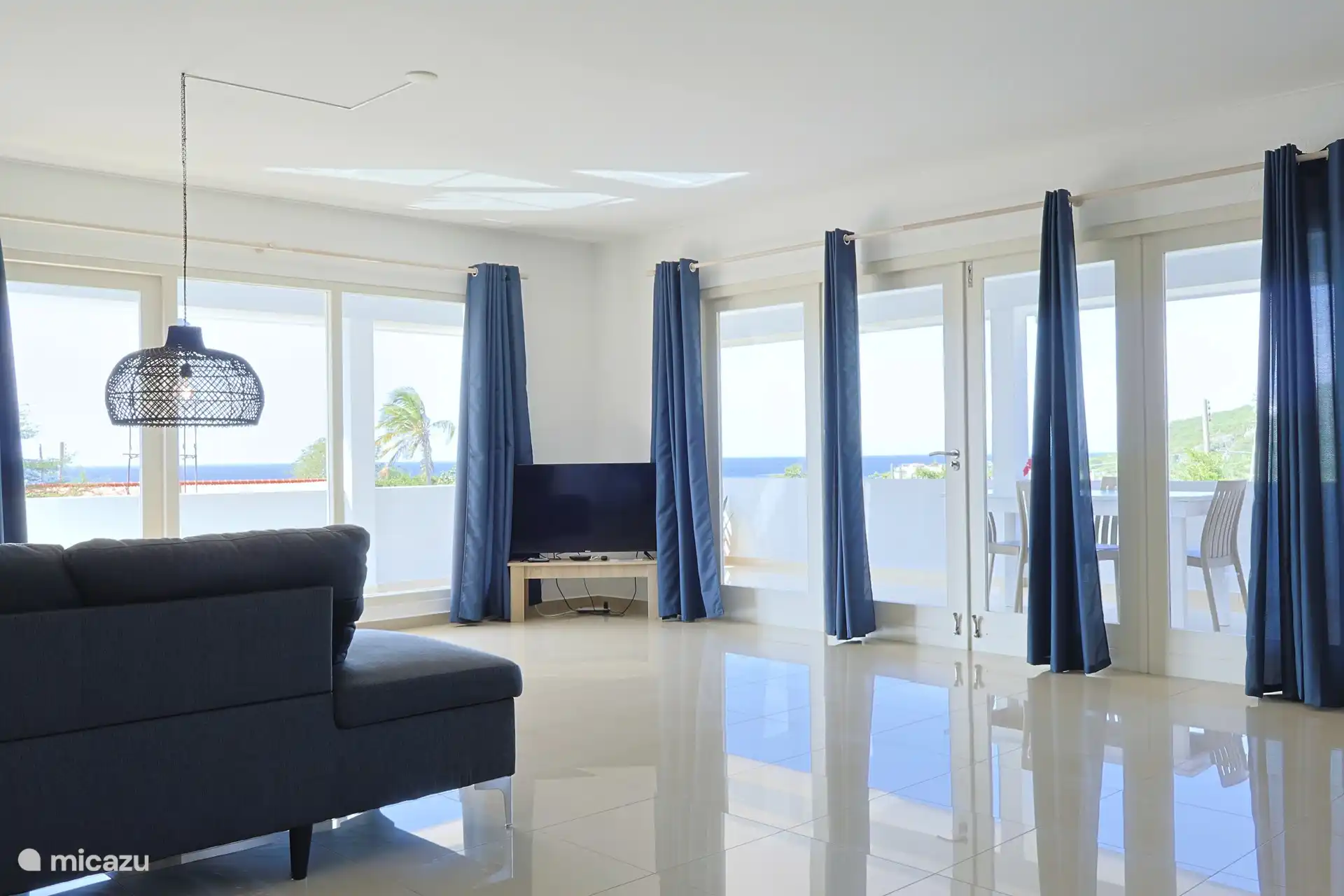 De villa beschikt over een royale en lichte woonkamer.