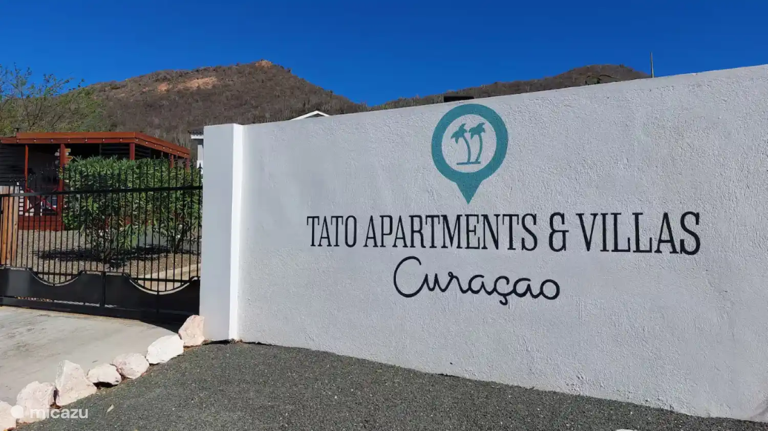 De villa maakt deel uit van Tato Apartments & Villas, een kleinschalig en verzorgd domein met twee woningen.