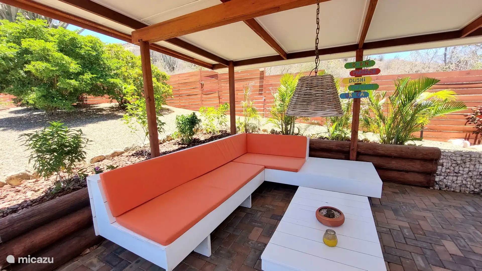 Fijne veranda met comfortabele lounge set.