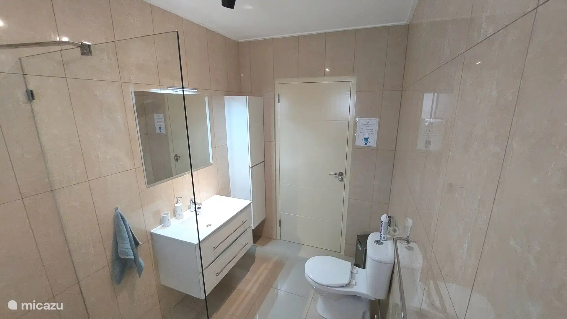 Badkamer - douche, toilet, wastafel