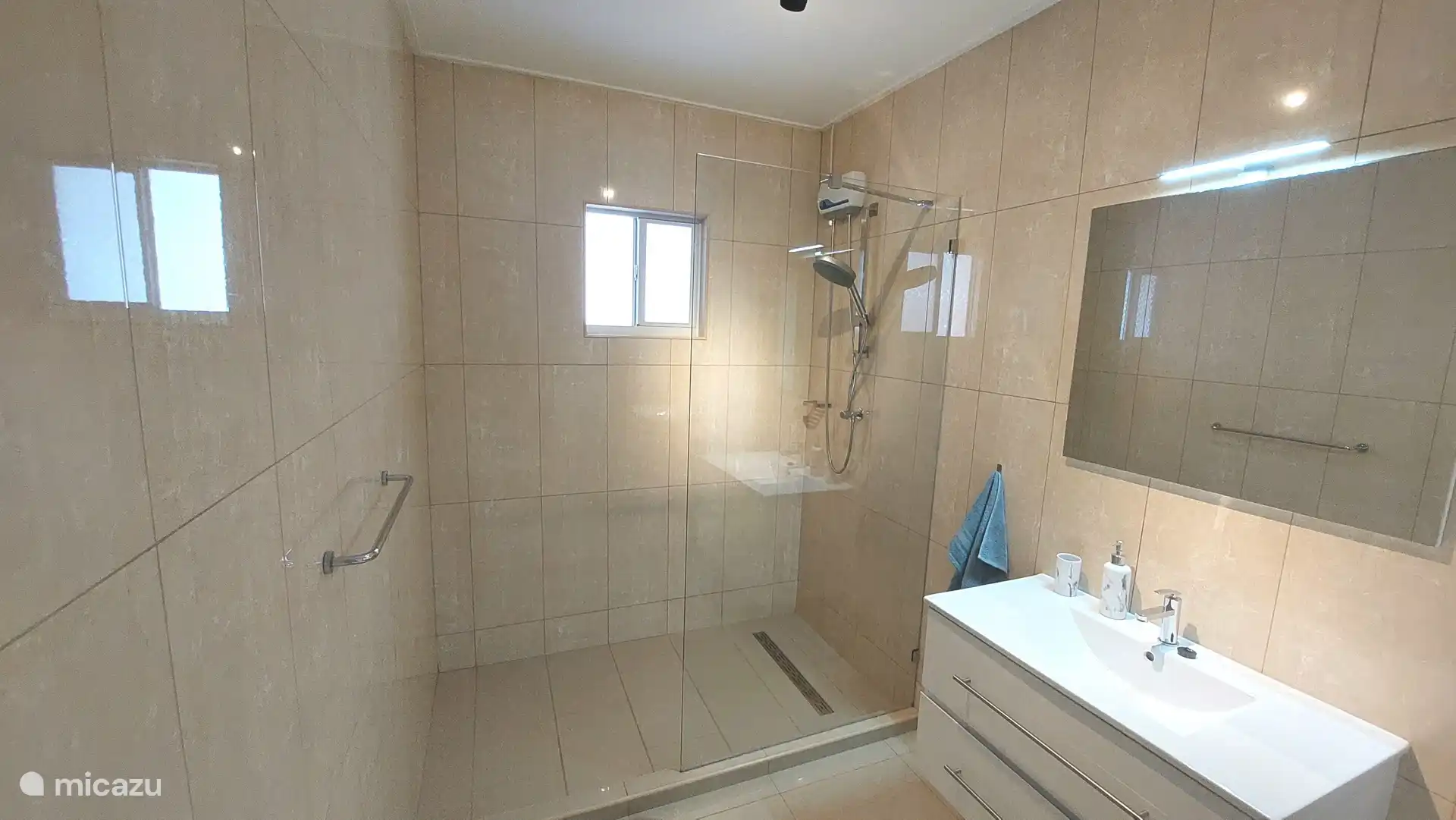 Badkamer - douche, toilet, wastafel