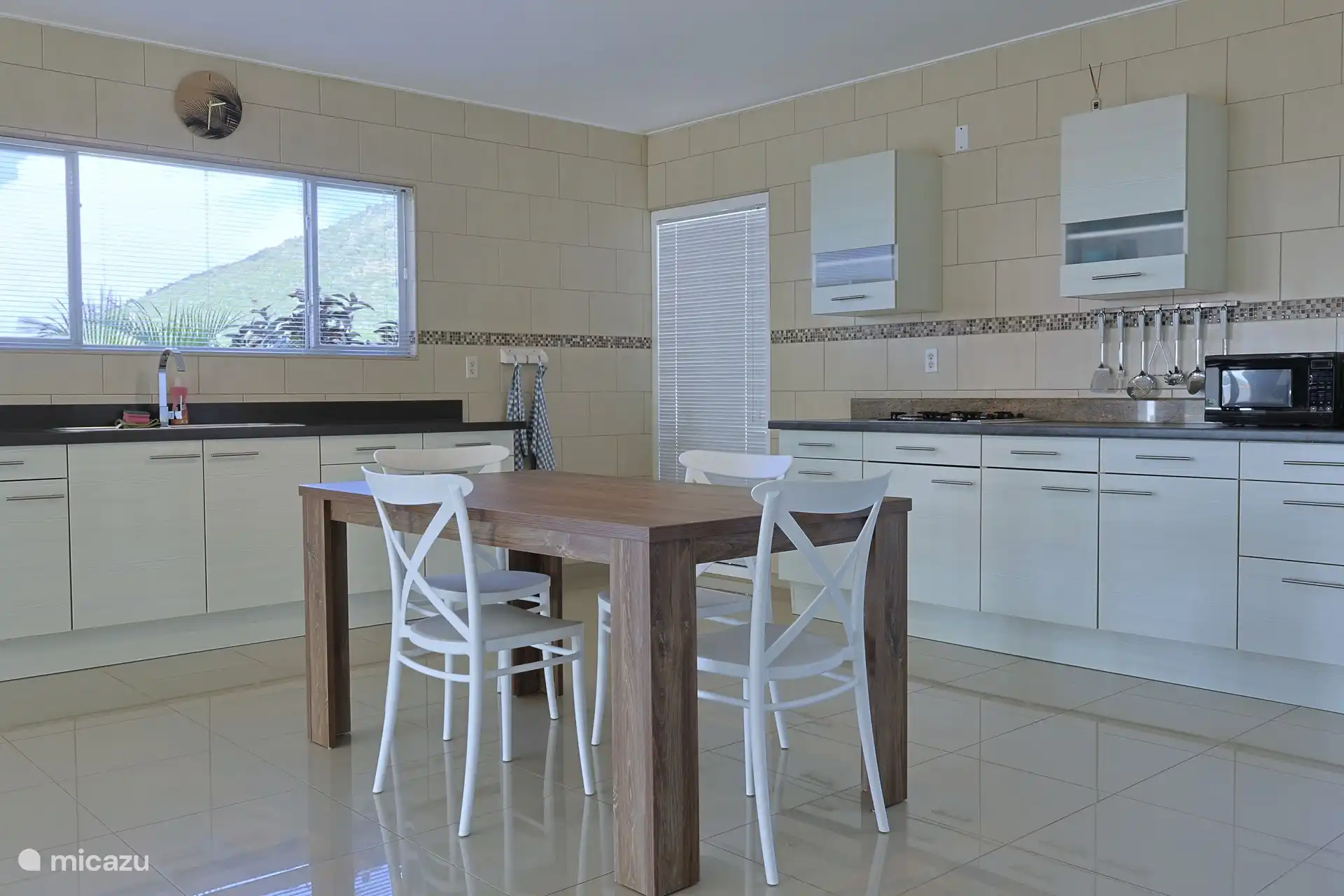 Voorzien van een eigen keuken.