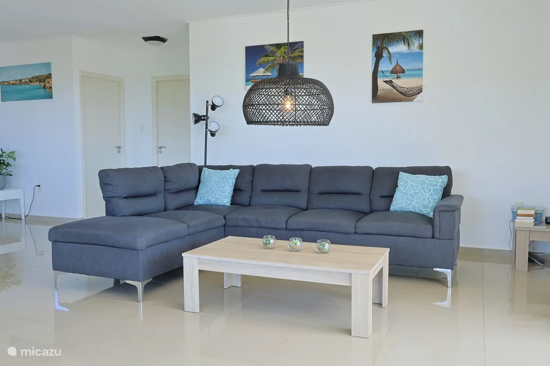 De villa beschikt over een royale en lichte woonkamer.