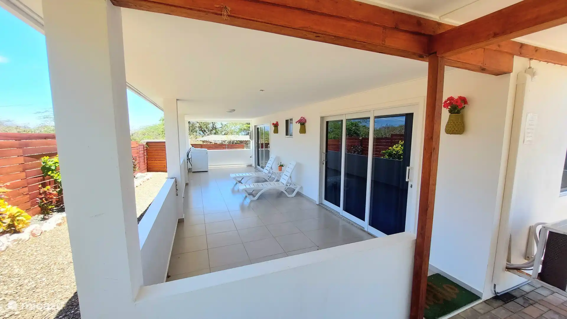 Trek je terug op de achterporch waar rust en natuur samenkomen.