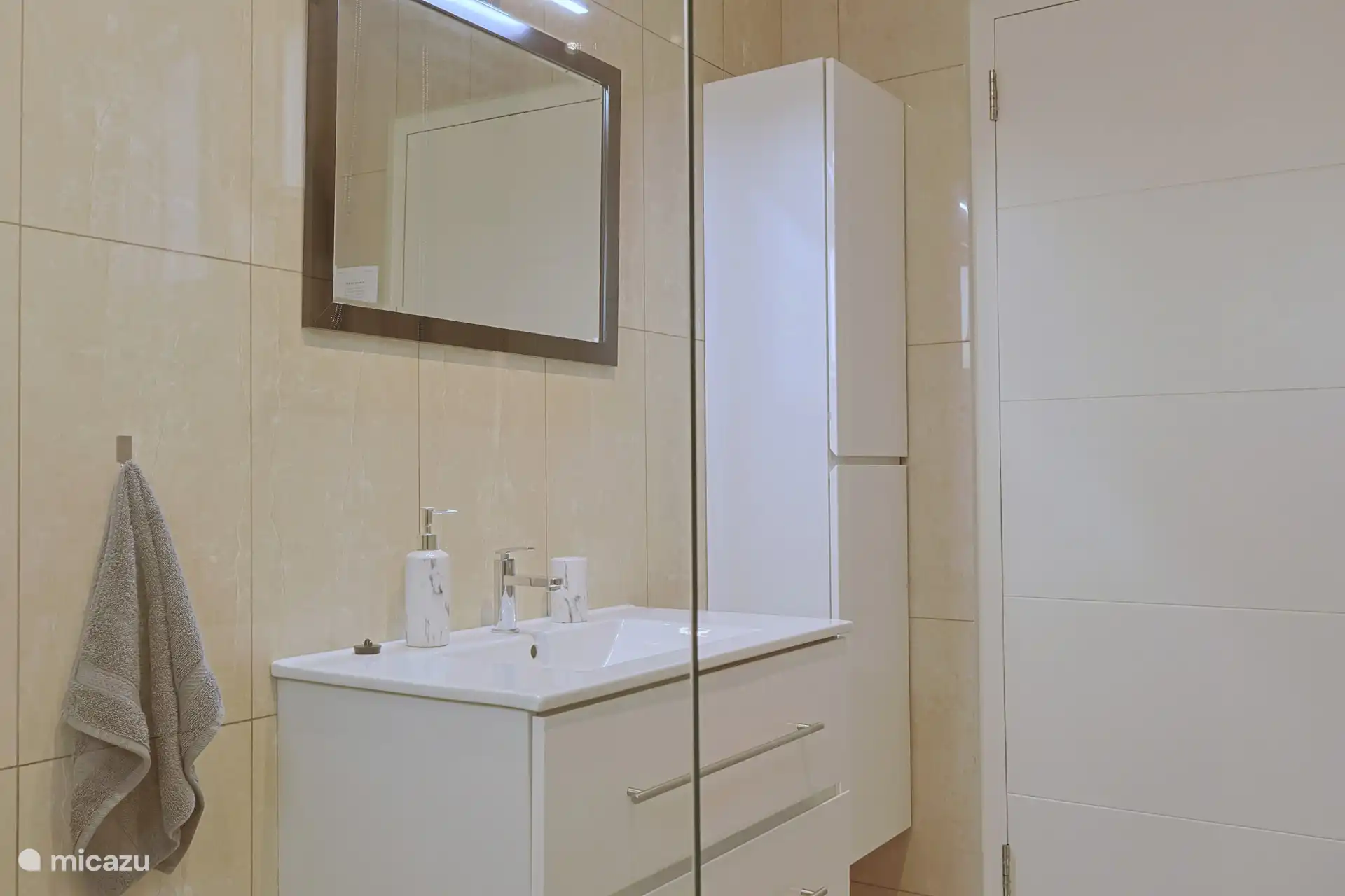 Badkamer - douche, toilet, wastafel