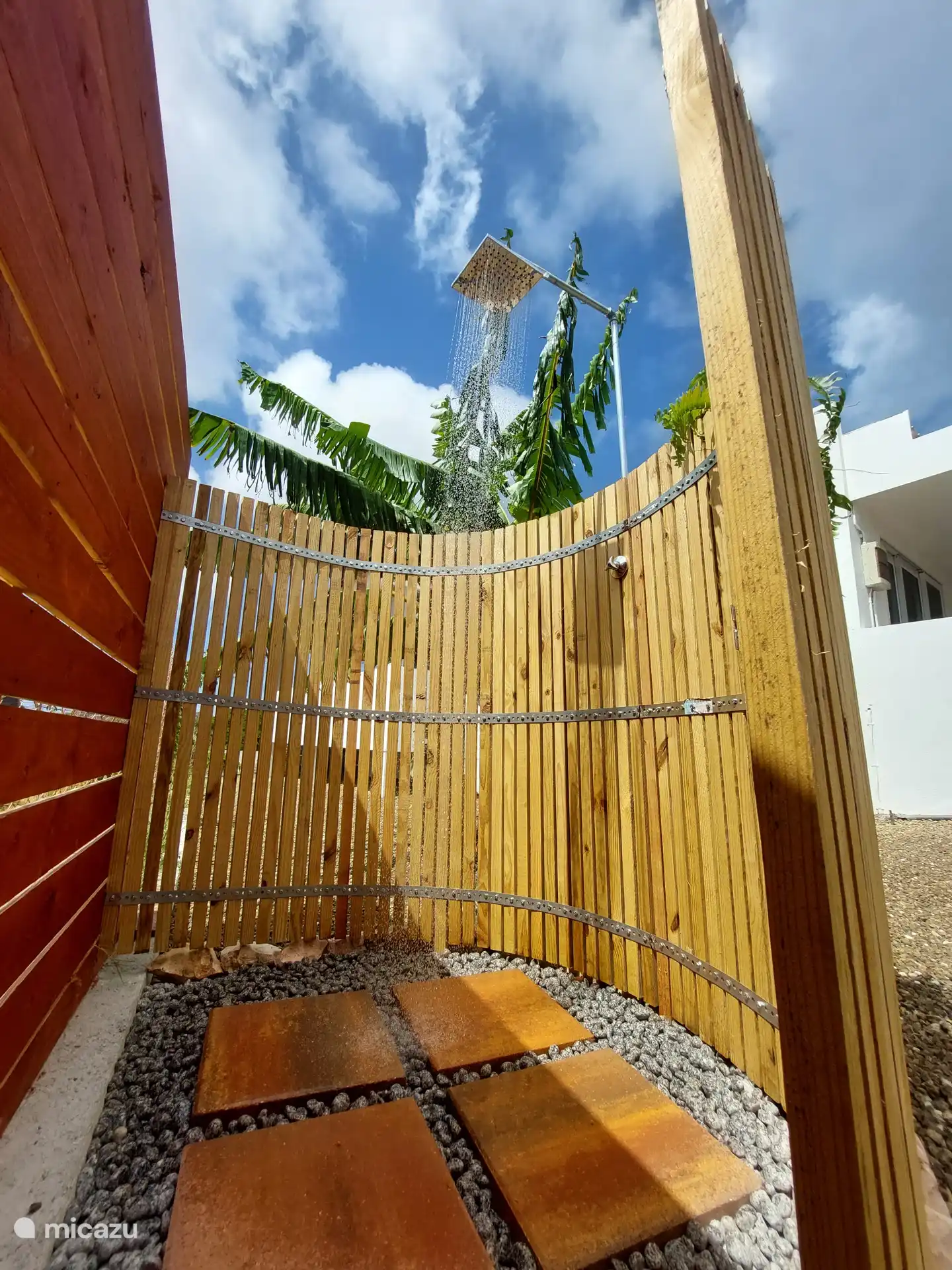 Buiten douche beschikbaar