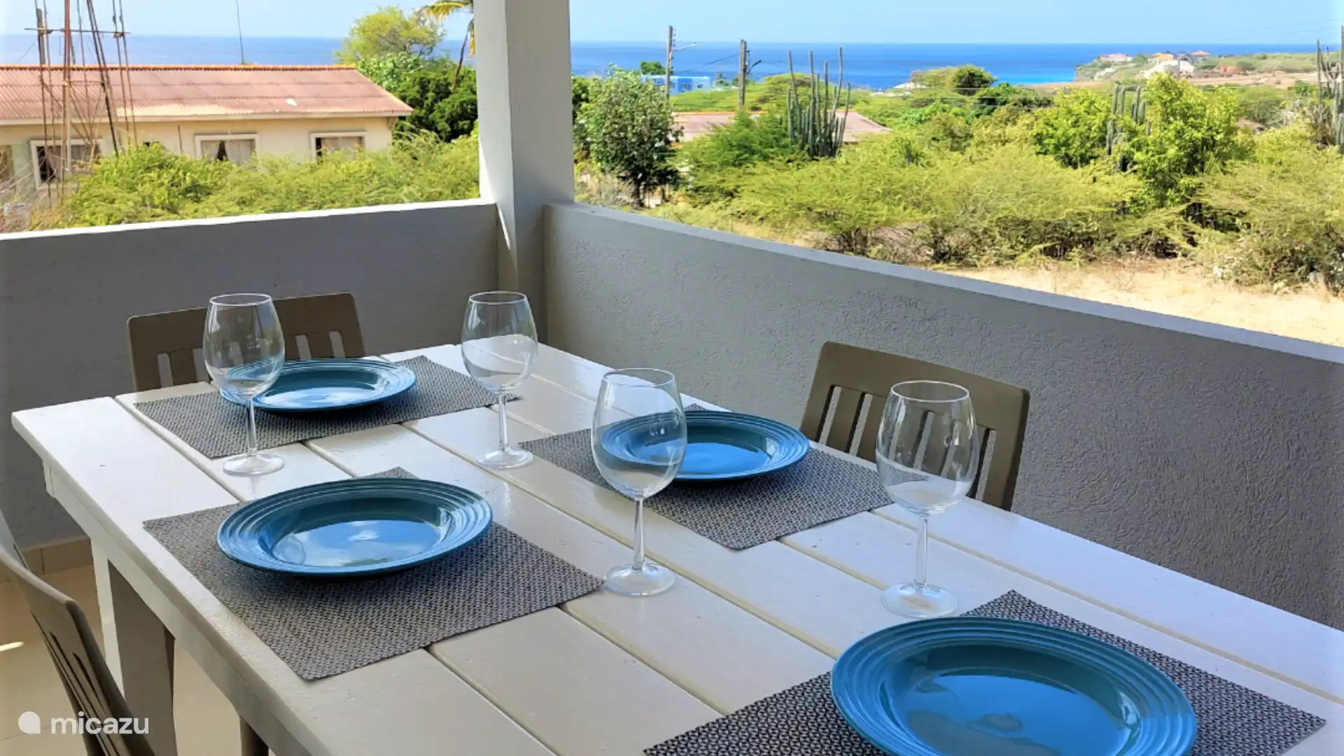 Geniet van het uitzicht vanaf het ruime balkon aan de voorzijde met zeezicht