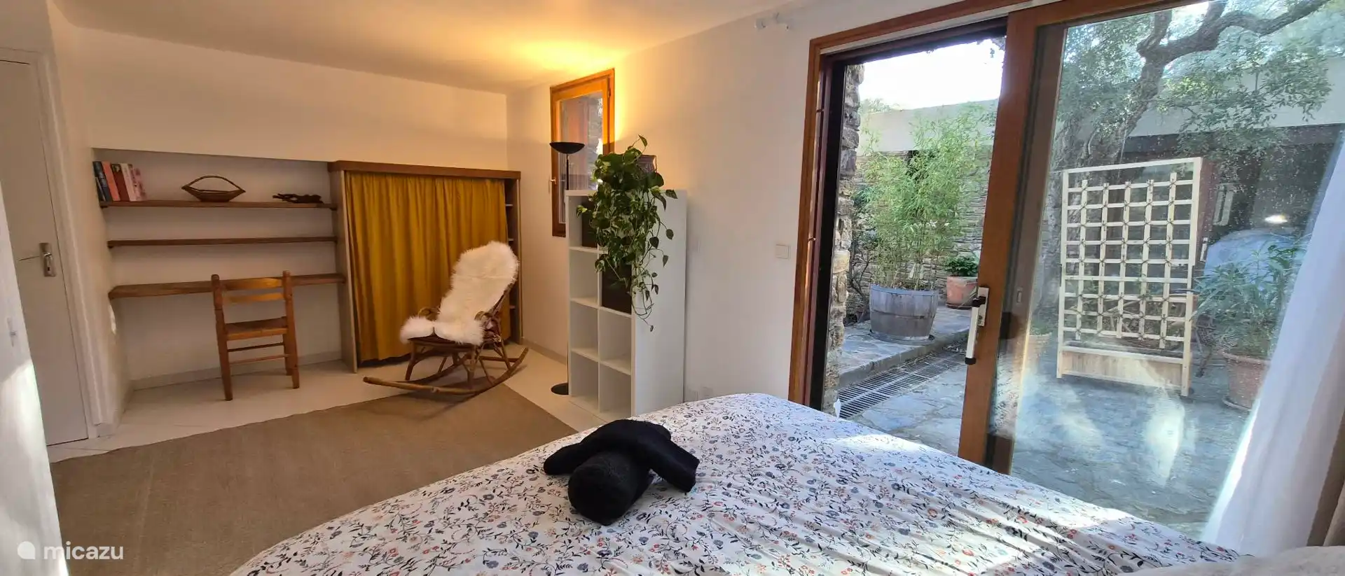 Grote kamer met king size bed en badkamer met toilet en douche en 2 kleerkasten + kleine bureau