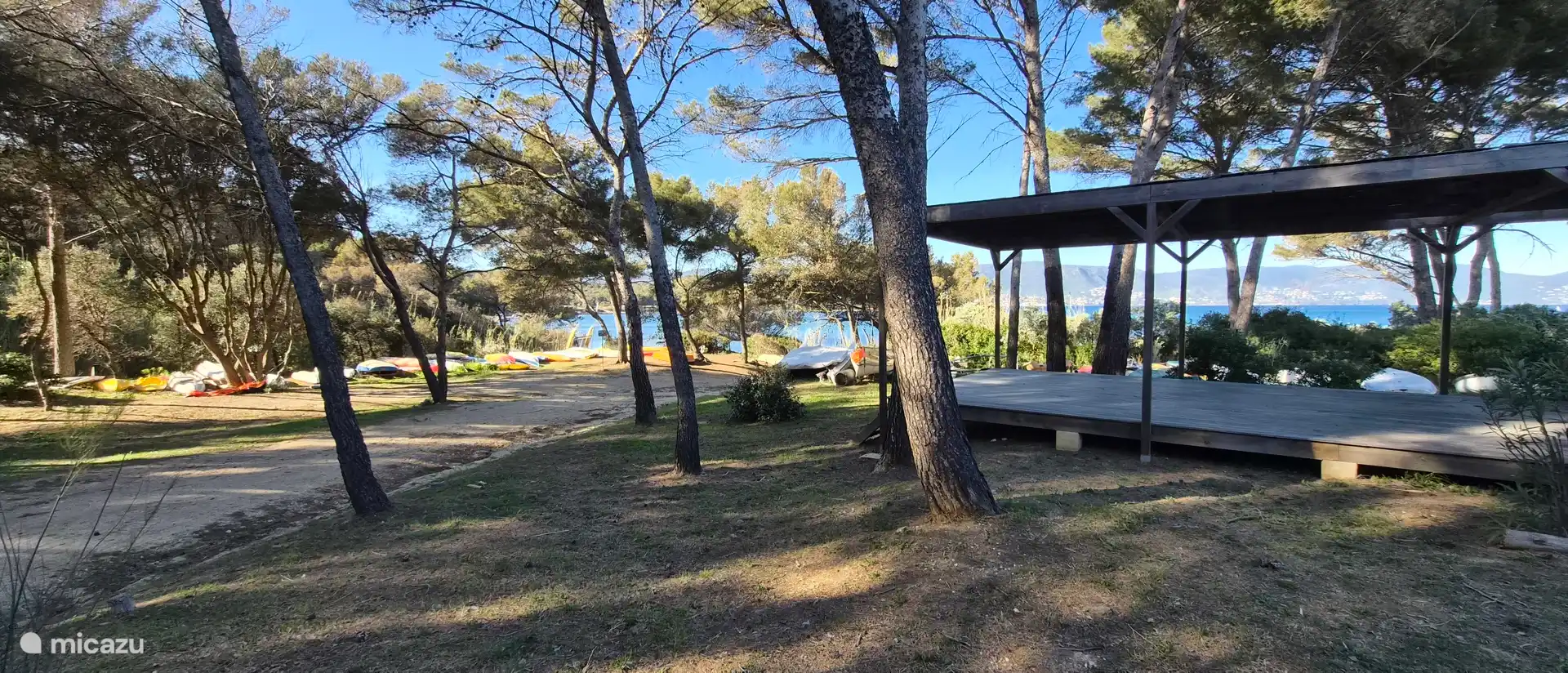 Frente a la playa Les cigales, y también en las clases de yoga de verano