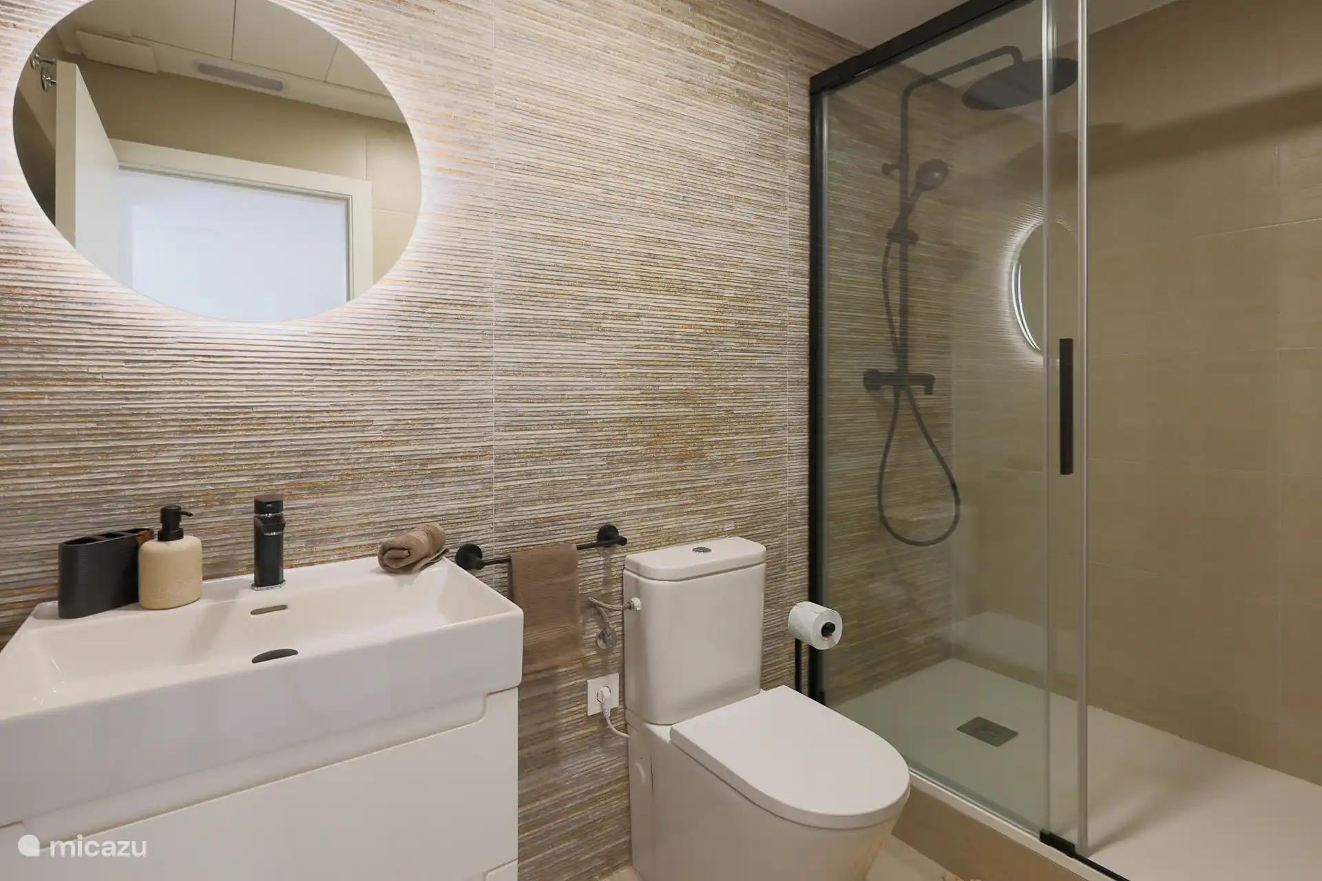 Baño extra en el sótano – Villa Don Grosa también dispone de un baño extra con ducha, lavabo y inodoro en el sótano, ideal para mayor comodidad cuando se aloja con varias familias