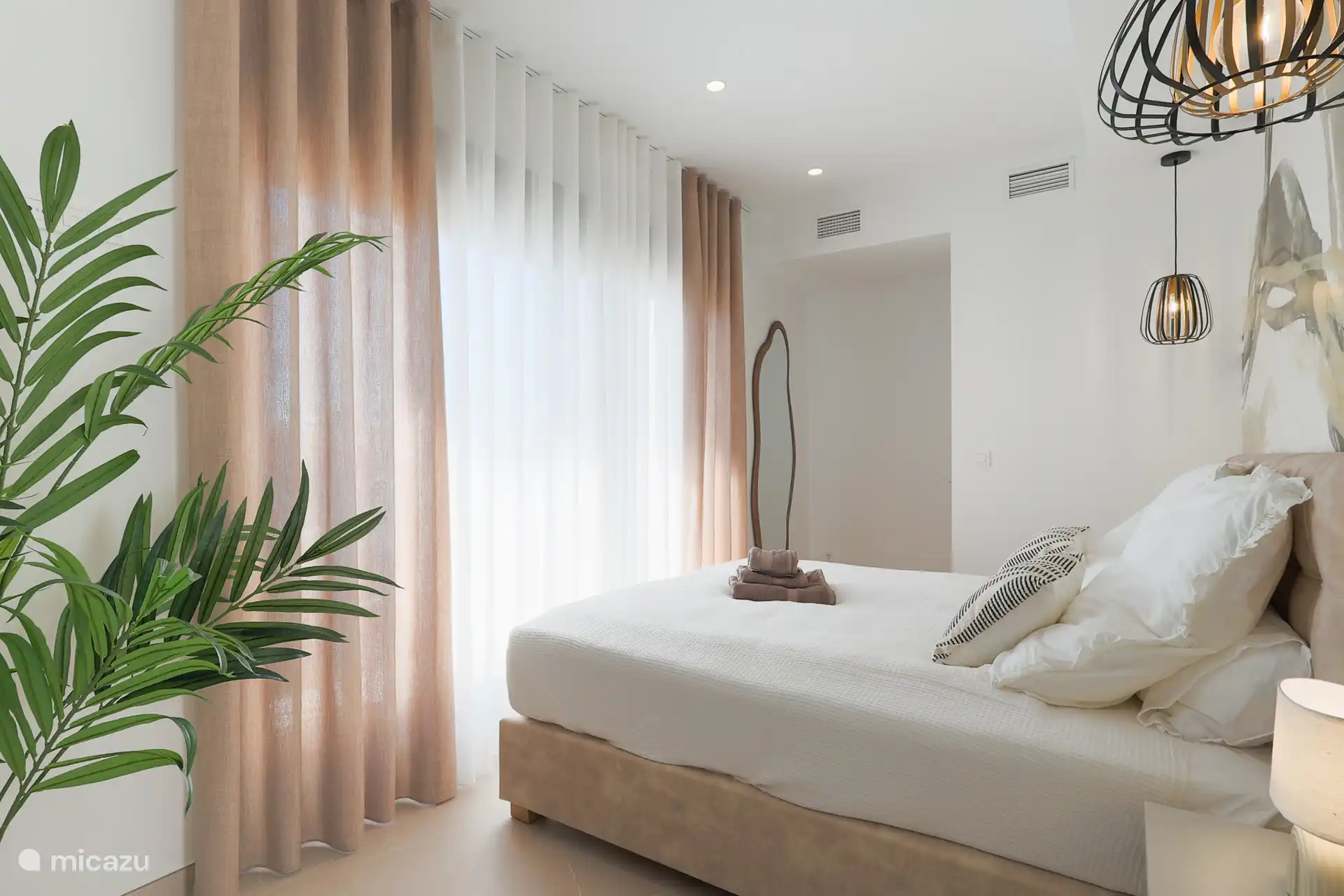 Dormitorio principal – Dormitorio doble espacioso con baño en suite y decoración moderna.