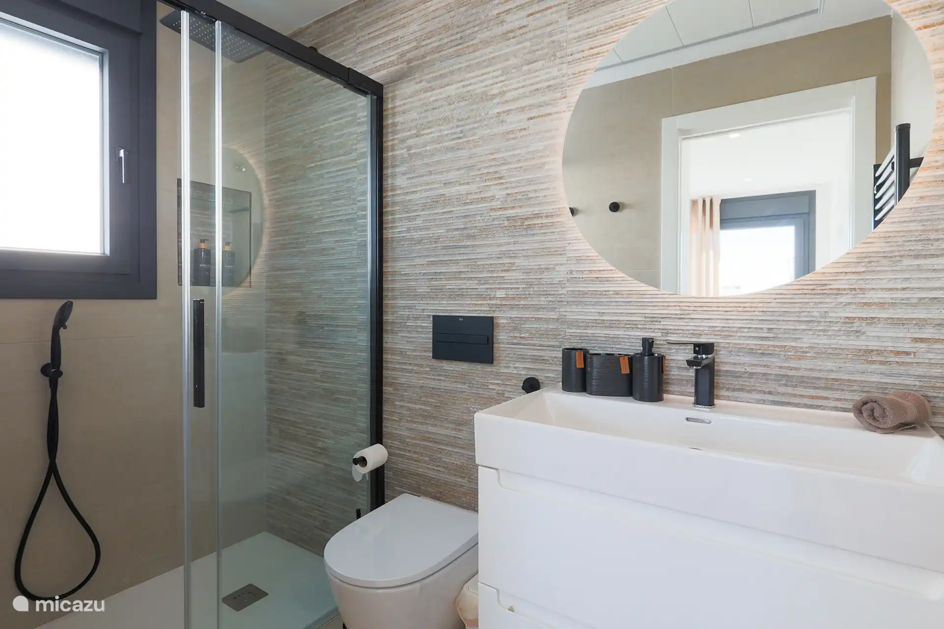 Baño de lujo – Baño moderno con baño privado, ducha espaciosa y acabados de alta calidad.